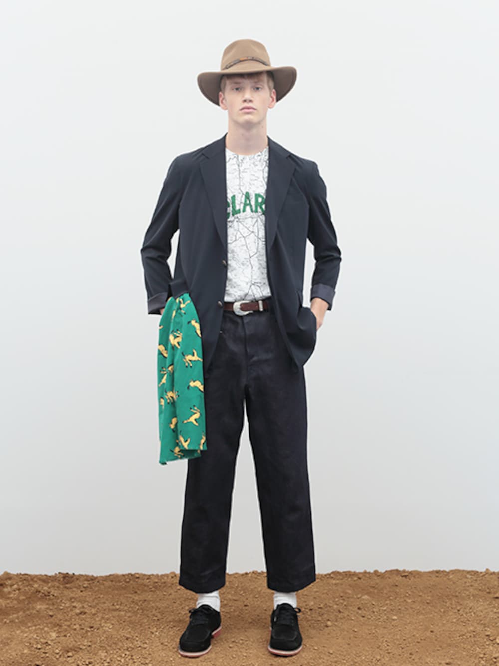 「セットアップ、グリーン、ブラックコーデ、ハット、soe、 スカーフ」｜「soeの2B OVER JACKET（テーラードジャケット）」を使った、UNREALREALCLOTHESさん（メンズ・178cm）の夏コーディネートの1枚目の写真