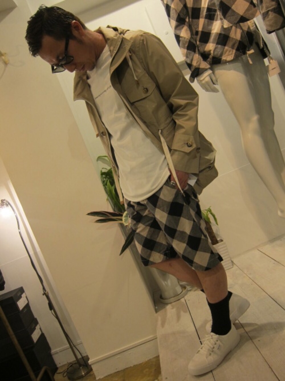 「マウンテンパーカー、ショートパンツ、soe shirts、soe、金髪」｜「soe shirtsの NYLON　TWILL　HOODED　FIELD　JACKET（マウンテンパーカー、ブルー系）」を使った、UNREALREALCLOTHESさん（メンズ・170cm）の夏コーディネートの1枚目の写真