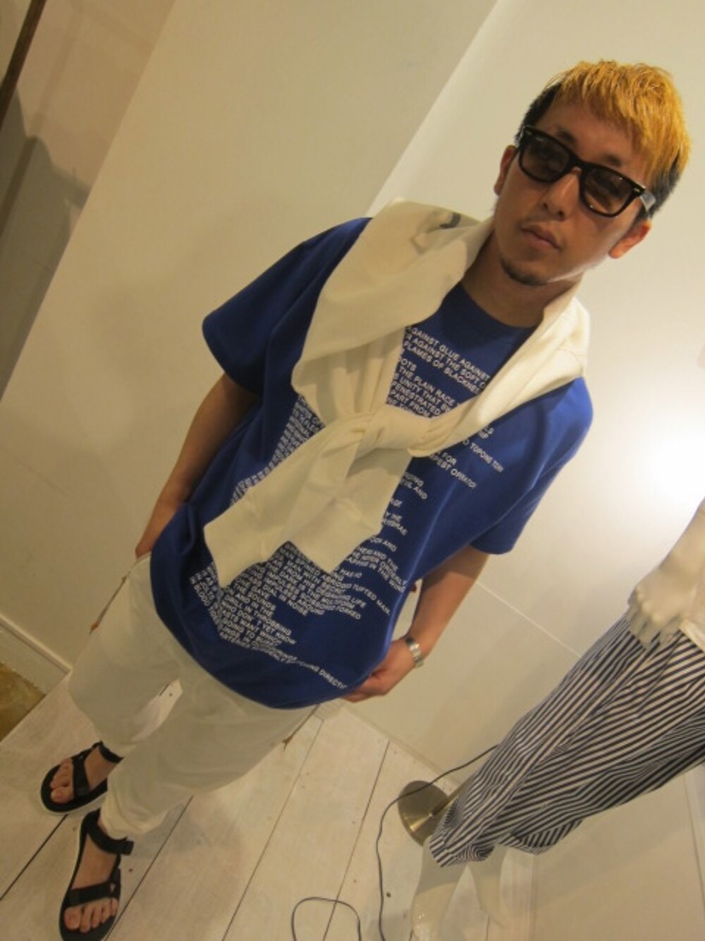「白、soe、白パンツ、BLACK&BLUE、 サンダル、suicoke」｜「soeのSUMMER　CREW　NECK　SWEAT（スウェット、ホワイト系）」を使った、UNREALREALCLOTHESさん（メンズ・170cm）の夏コーディネートの1枚目の写真