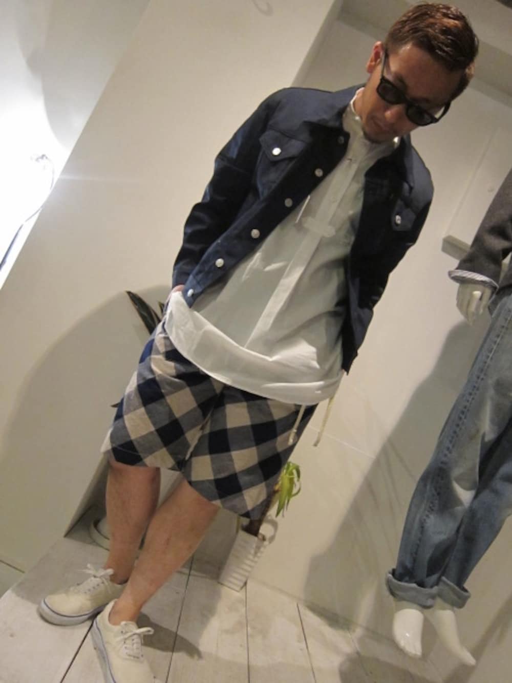 「スニーカー、VANS、白シャツ、ray-ban、soe、金髪、白Tシャツ、CASH CA」｜「soeのデニムジャケット（デニムジャケット、ブルー系）」を使った、UNREALREALCLOTHESさん（メンズ・170cm）の夏コーディネートの1枚目の写真