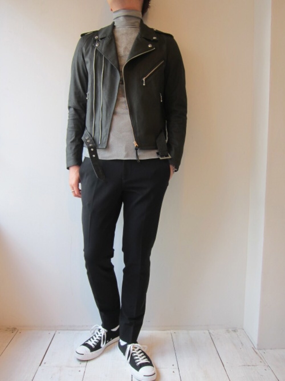 「スキニーパンツ、ライダースジャケット、タートルネック、福岡、THREE BLIND MICE 、jack purcell、class、天神、 UNREAL REAL CLOTHES、今泉」｜「THREE BLIND MICEのFAKE LEATHER RIDERS JACKET（ライダースジャケット、ブラック系）」を使った、UNREALREALCLOTHESさん（メンズ・183cm）の秋コーディネートの1枚目の写真