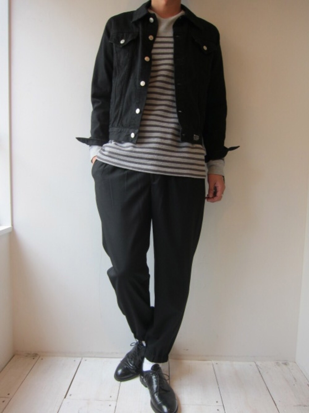 「デニムジャケット、リブパンツ、ブラックコーデ、レイヤードスタイル、福岡、soe、G ジャン、CASH CA、 UNREAL REAL CLOTHES、VAINL ARCHIVE」｜「soeのBASIC DENIM JACKET（ブルゾン、ブラック系）」を使った、UNREALREALCLOTHESさん（メンズ・182cm）の秋コーディネートの1枚目の写真