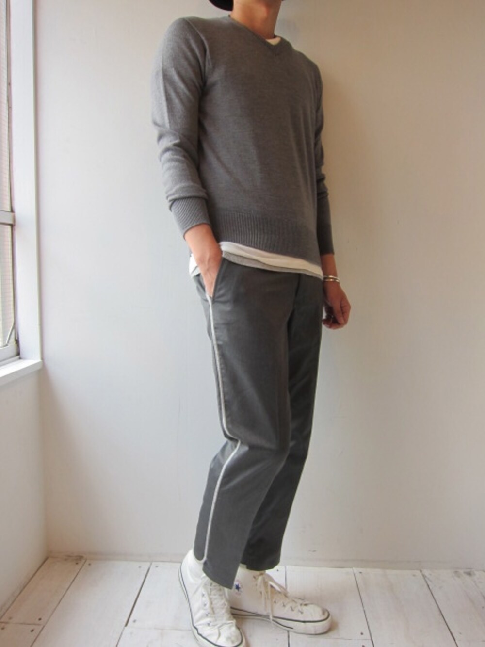 「レイヤードスタイル、福岡、soe、サマーニット、グレーコーデ、ALL STAR、CASH CA、 UNREAL REAL CLOTHES、ラインパンツ、 ニットスタイル」｜「soeのSchool Vneck Sweater Whole Garment（ニット/セーター、グレー系）」を使った、UNREALREALCLOTHESさん（メンズ・182cm）の秋コーディネートの1枚目の写真