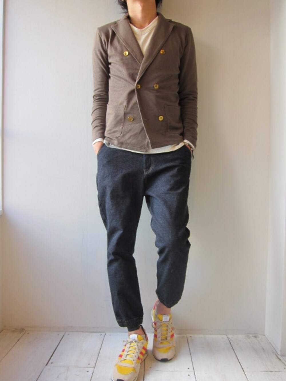 「スニーカーコーデ、 福岡、THREE BLIND MICE 、ダブルジャケット、adidas originals、Enharmonic TAVERN、秋冬、 UNREAL REAL CLOTHES、innovation:reform、今泉」｜「Enharmonic TAVERNのJACKET CARDIGAN（テーラードジャケット、ブラウン系）」を使った、UNREALREALCLOTHESさん（メンズ・182cm）の秋コーディネートの1枚目の写真
