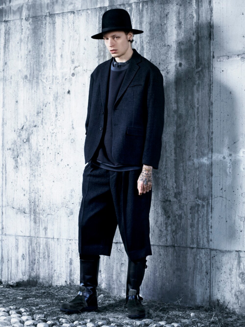 「チェックシャツ、ブラックコーデ、レイヤードスタイル、 福岡、THREE BLIND MICE 、シャツスタイル、ハットスタイル、 UNREAL REAL CLOTHES、今泉」｜「THREE BLIND MICEのCHAGGY CHAECK NON COLLAR SHIRTS（シャツ/ブラウス、グレー系）」を使った、UNREALREALCLOTHESさん（メンズ・180cm）の秋コーディネートの1枚目の写真