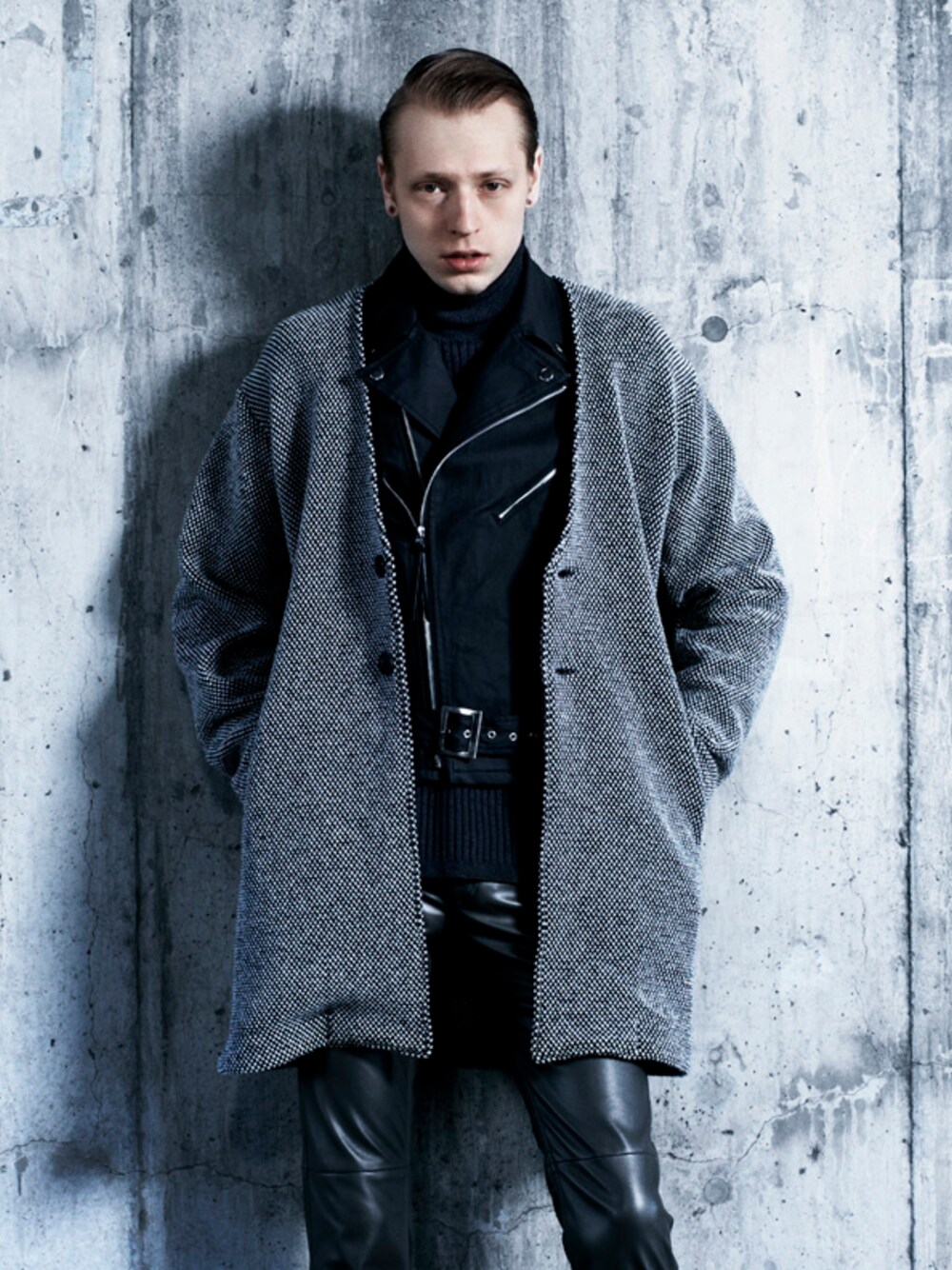「ブラック、ブラックコーデ、福岡、THREE BLIND MICE 、ダブルライダース、天神、 UNREAL REAL CLOTHES、今泉、 ノンカラーコート」｜「THREE BLIND MICEのFAKE LEATHER RIDERS JACKET（ライダースジャケット、ブラック系）」を使った、UNREALREALCLOTHESさん（メンズ・180cm）の秋コーディネートの1枚目の写真