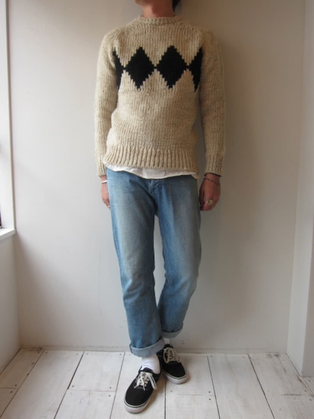 ホワイト系のニット/セーターを着用したメンズの秋コーディネートの1枚目の写真