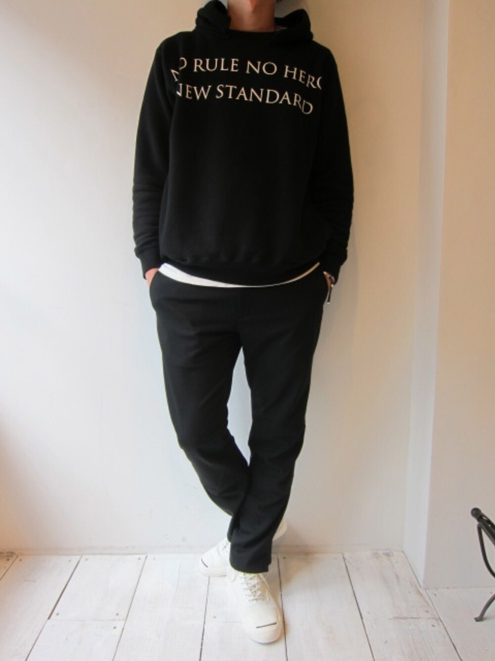 「ネックレス、スニーカー、ビッグシルエット、プリント、スラックス、福岡、スポーツミックス、soe、 UNREAL REAL CLOTHES、VAINL ARCHIVE」｜「VAINL ARCHIVEのG-HOODY（パーカー、ブラック系）」を使った、UNREALREALCLOTHESさん（メンズ・182cm）の秋コーディネートの1枚目の写真
