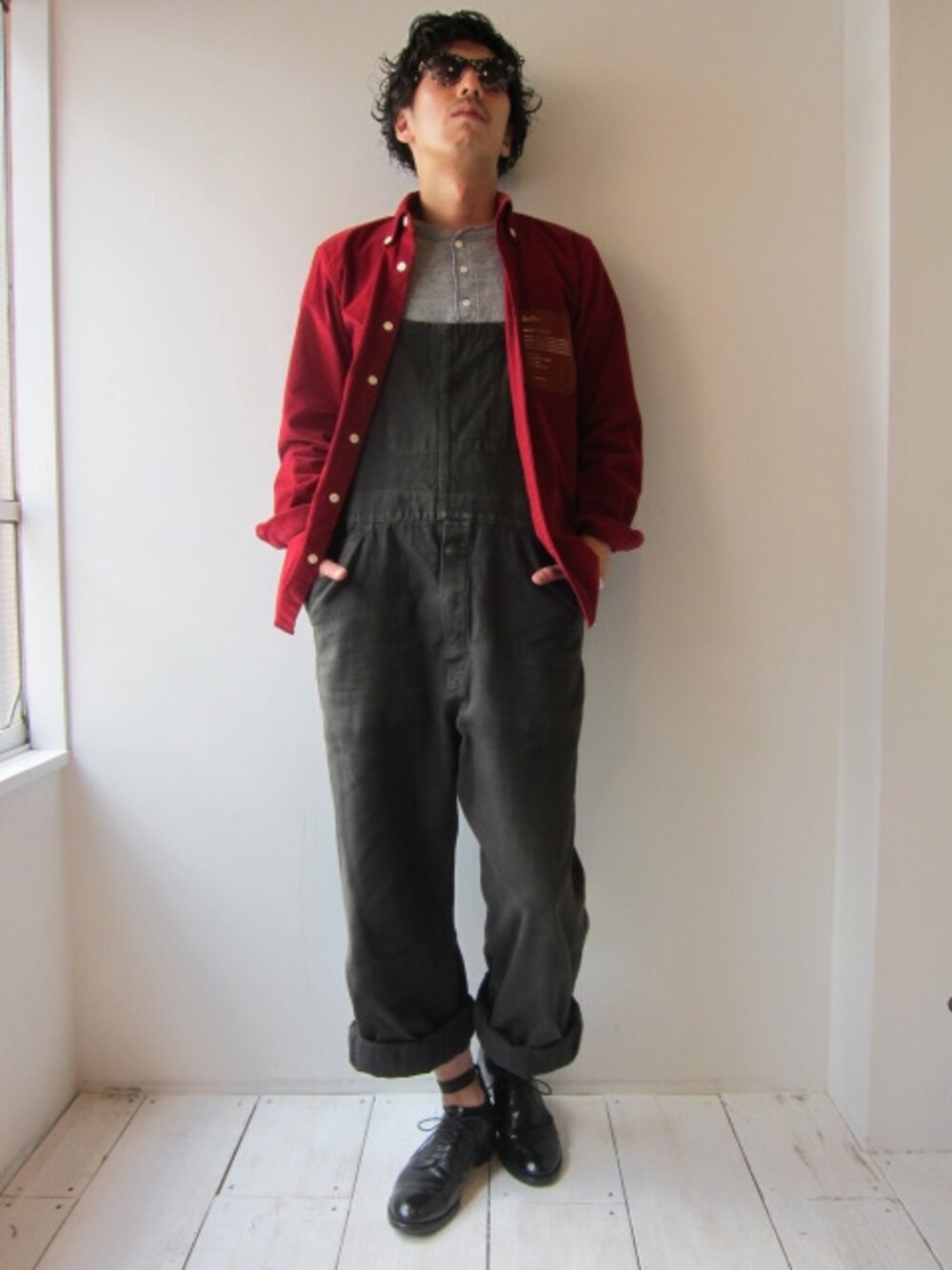 「ビッグシルエット、オーバーオール、オーバーサイズ、福岡、soe、ヘンリーネック、FILL THE BILL、 UNREAL REAL CLOTHES、PREMIATA、赤いシャツ」｜「soe shirtsのREGULAR（シャツ/ブラウス、レッド系）」を使った、UNREALREALCLOTHESさん（メンズ・182cm）の秋コーディネートの1枚目の写真