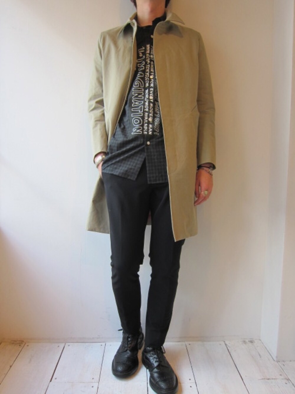 「ブーツ、ステンカラーコート、ブラックウォッチ、soe shirts、ブレスレット、tricker's、THREE BLIND MICE 、Enharmonic TAVERN、 UNREAL REAL CLOTHES、結婚式二次会スタイル」｜「Enharmonic TAVERNのCONVERTIBLE COLLAR COAT（ステンカラーコート、ベージュ系）」を使った、UNREALREALCLOTHESさん（メンズ・183cm）の秋コーディネートの1枚目の写真