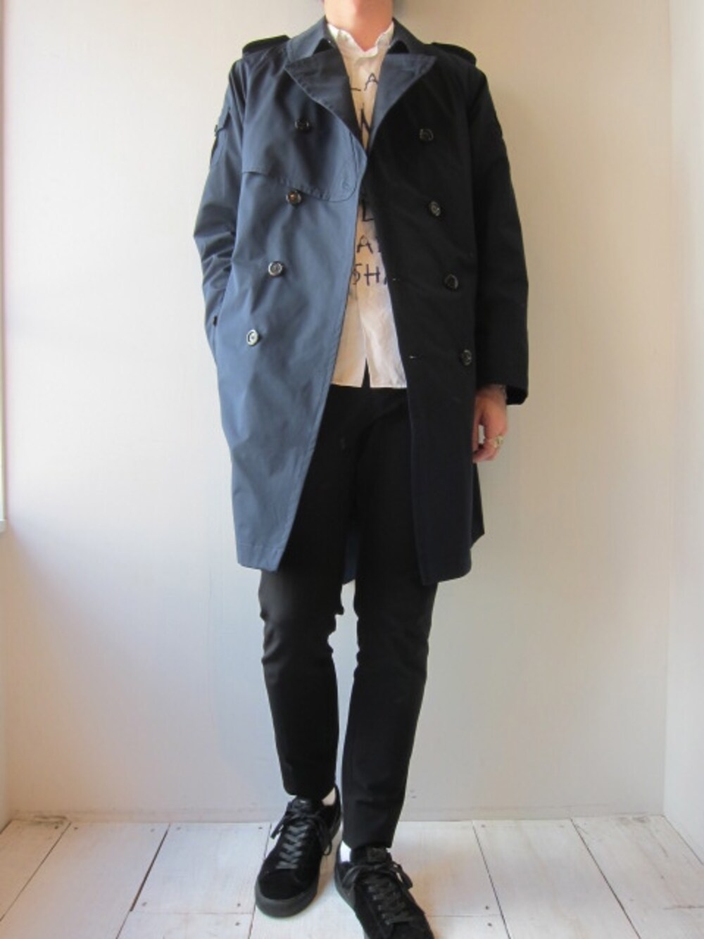 「NIKE、トレンチコート、soe shirts、ロングコート、ブレスレット、スポーツミックス、ハイソックス、soe、THREE BLIND MICE 、プリントシャツ」｜「soeのRaglanSleeveTrenchCoat（トレンチコート、ブラック系）」を使った、UNREALREALCLOTHESさん（メンズ・183cm）の秋コーディネートの1枚目の写真