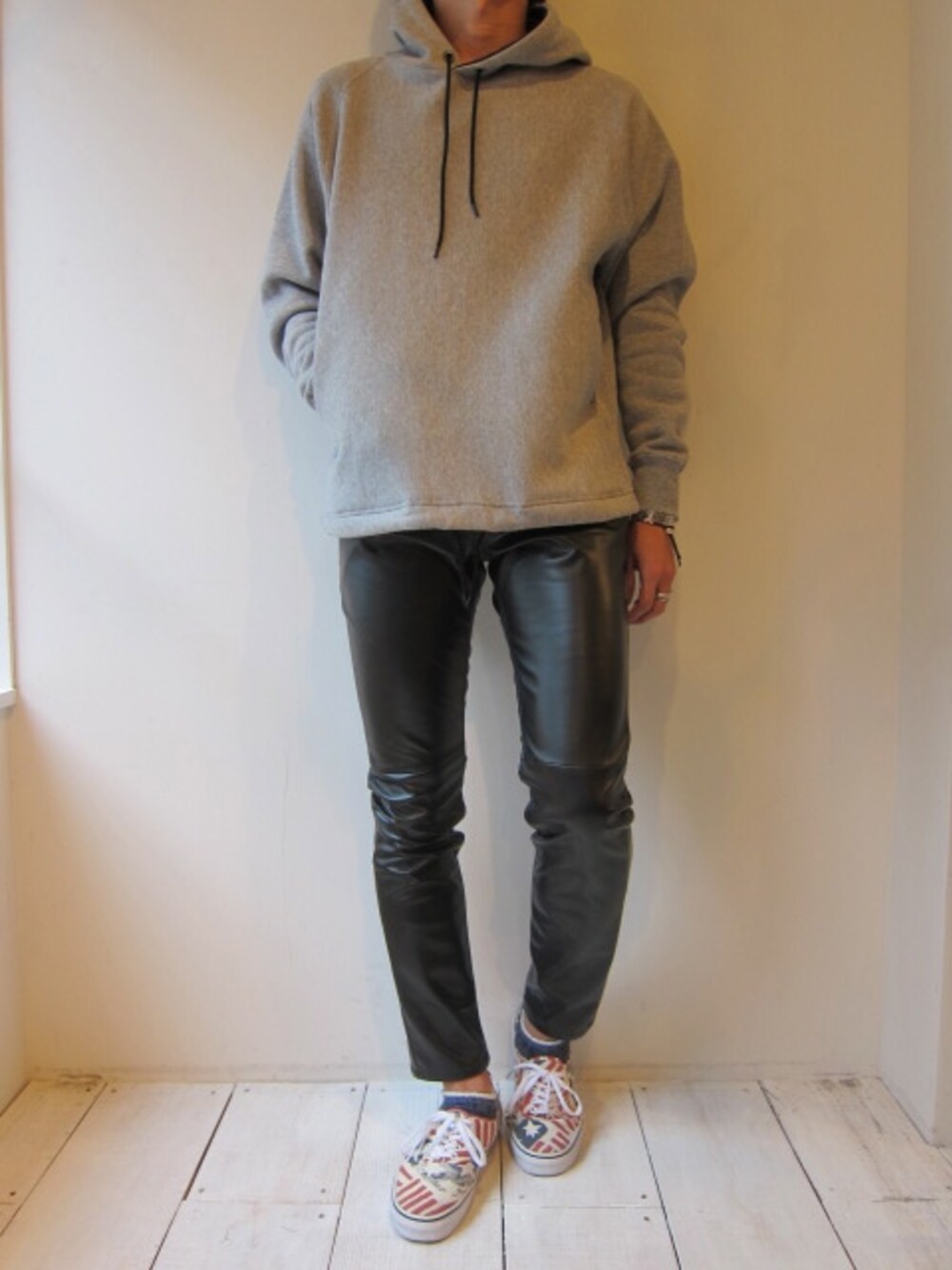 「VANS、福岡、ブレスレット、スポーツミックス、soe、レザーパンツ、THREE BLIND MICE 、グレーのパーカー、 UNREAL REAL CLOTHES、今泉」｜「soeのCotton Sweat Parka（スウェット、グレー系）」を使った、UNREALREALCLOTHESさん（メンズ・182cm）の秋コーディネートの1枚目の写真
