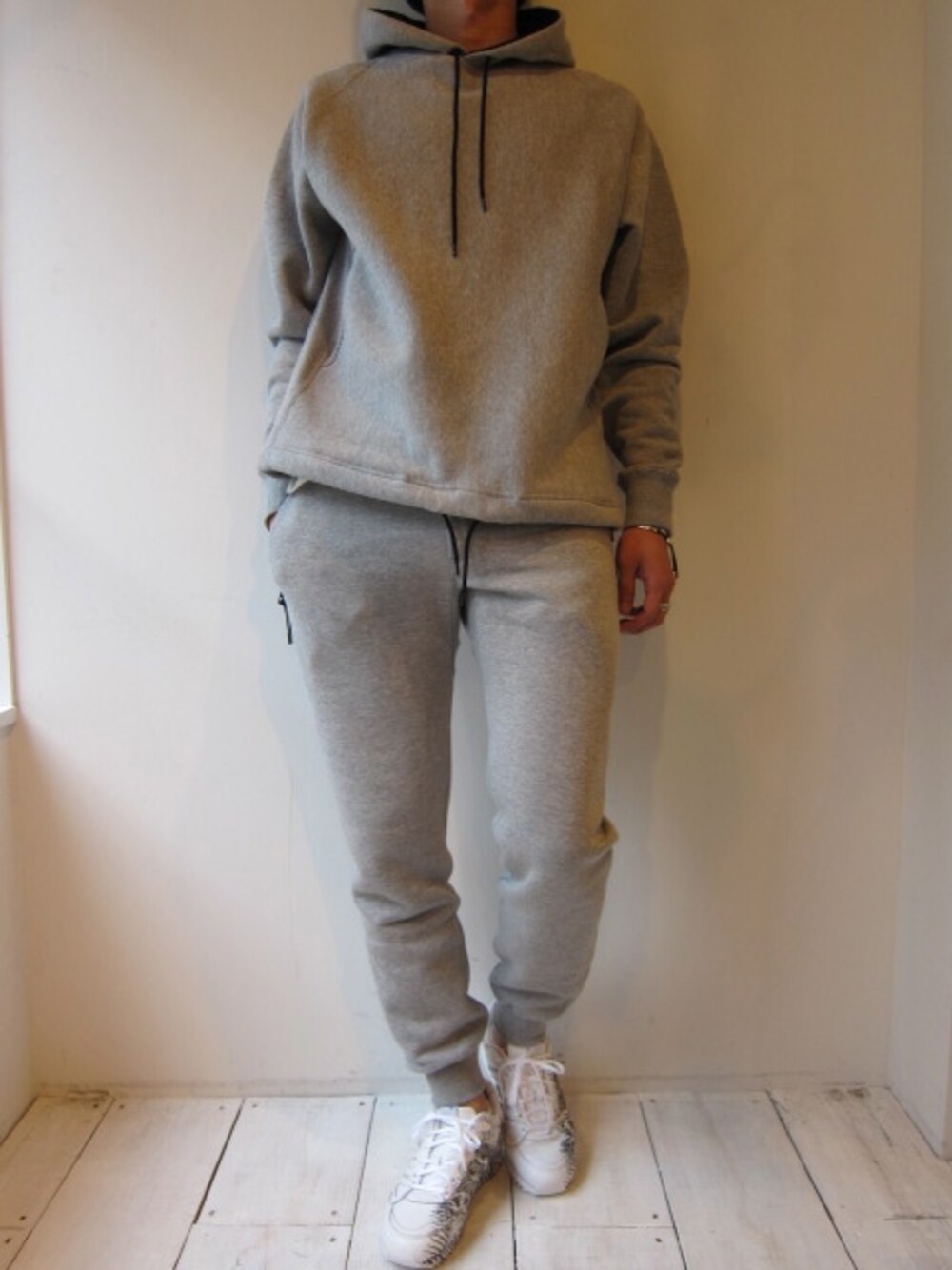 「スウェットパンツ、adidas、福岡、ブレスレット、スポーツミックス、soe、グレーのパーカー、白いスニーカー、 UNREAL REAL CLOTHES、今泉」｜「soeのCotton Sweat Parka（スウェット、グレー系）」を使った、UNREALREALCLOTHESさん（メンズ・182cm）の秋コーディネートの1枚目の写真
