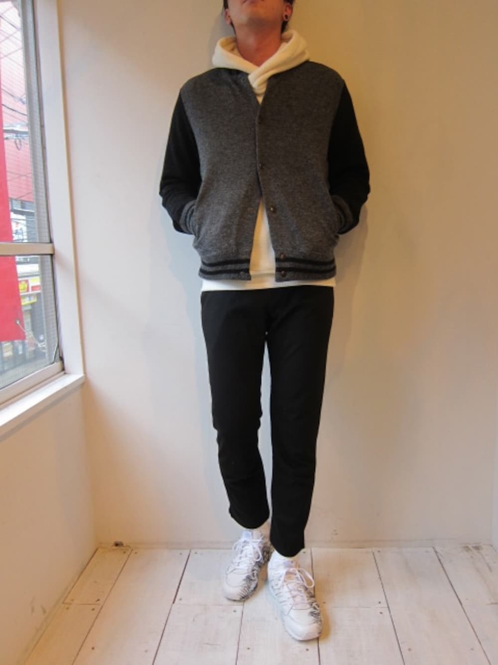 「スタジャン、adidas、スポーツミックス、白スニーカー、.efilevol、ブラック×ホワイト、フードパーカー、 UNREAL REAL CLOTHES、VAINL ARCHIVE、BY KURO」｜「.efiLevolのKNIT STADIUM JUMPER（スタジャン、グレー系）」を使った、UNREALREALCLOTHESさん（メンズ・183cm）の秋コーディネートの1枚目の写真