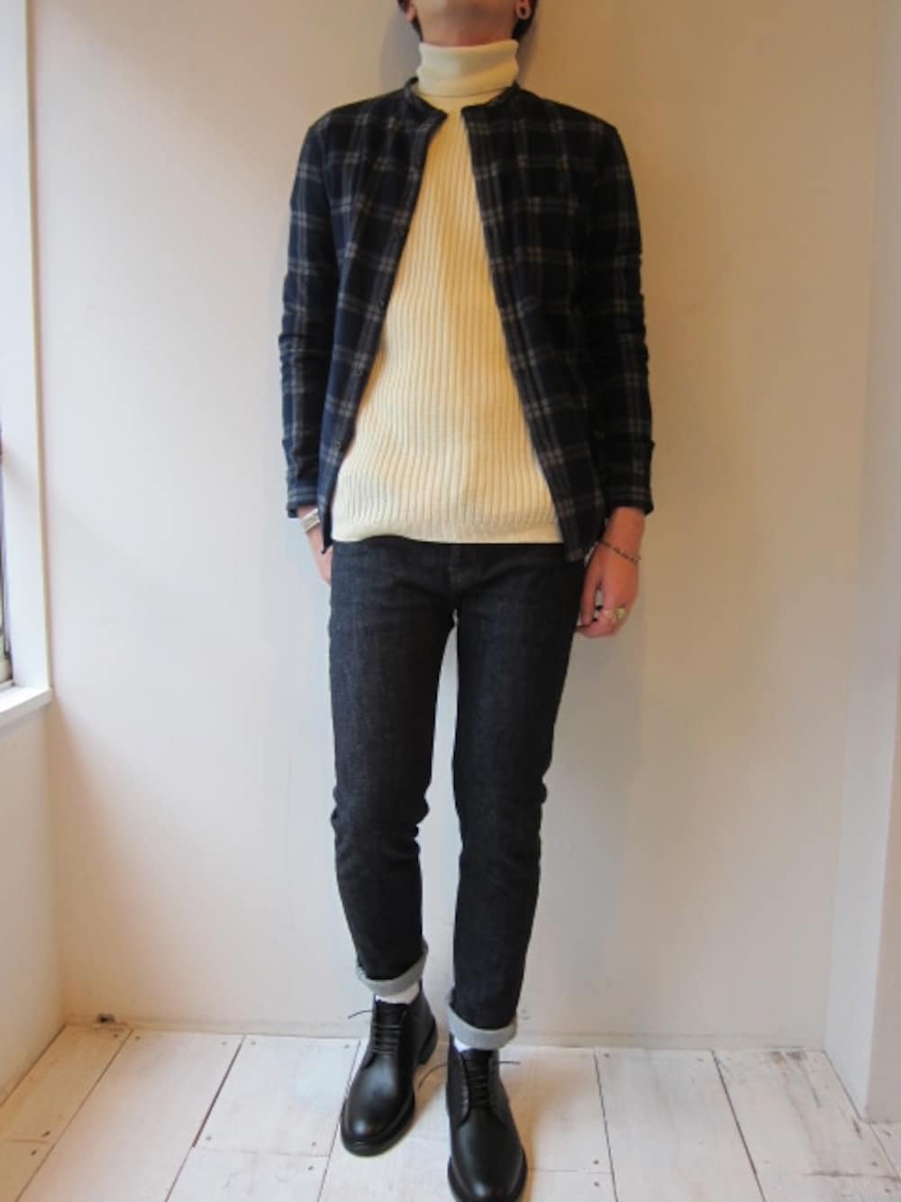 「チェックシャツ、タートルネック、デニムパンツ、soe、Chrome Hearts、THREE BLIND MICE 、チャッカーブーツ、sanders、ベージュのニット、ノンカラーシャツ」｜「THREE BLIND MICEのBIG WAFFLE TURTLE KNIT（ニット/セーター、ホワイト系）」を使った、UNREALREALCLOTHESさん（メンズ・183cm）の秋コーディネートの1枚目の写真