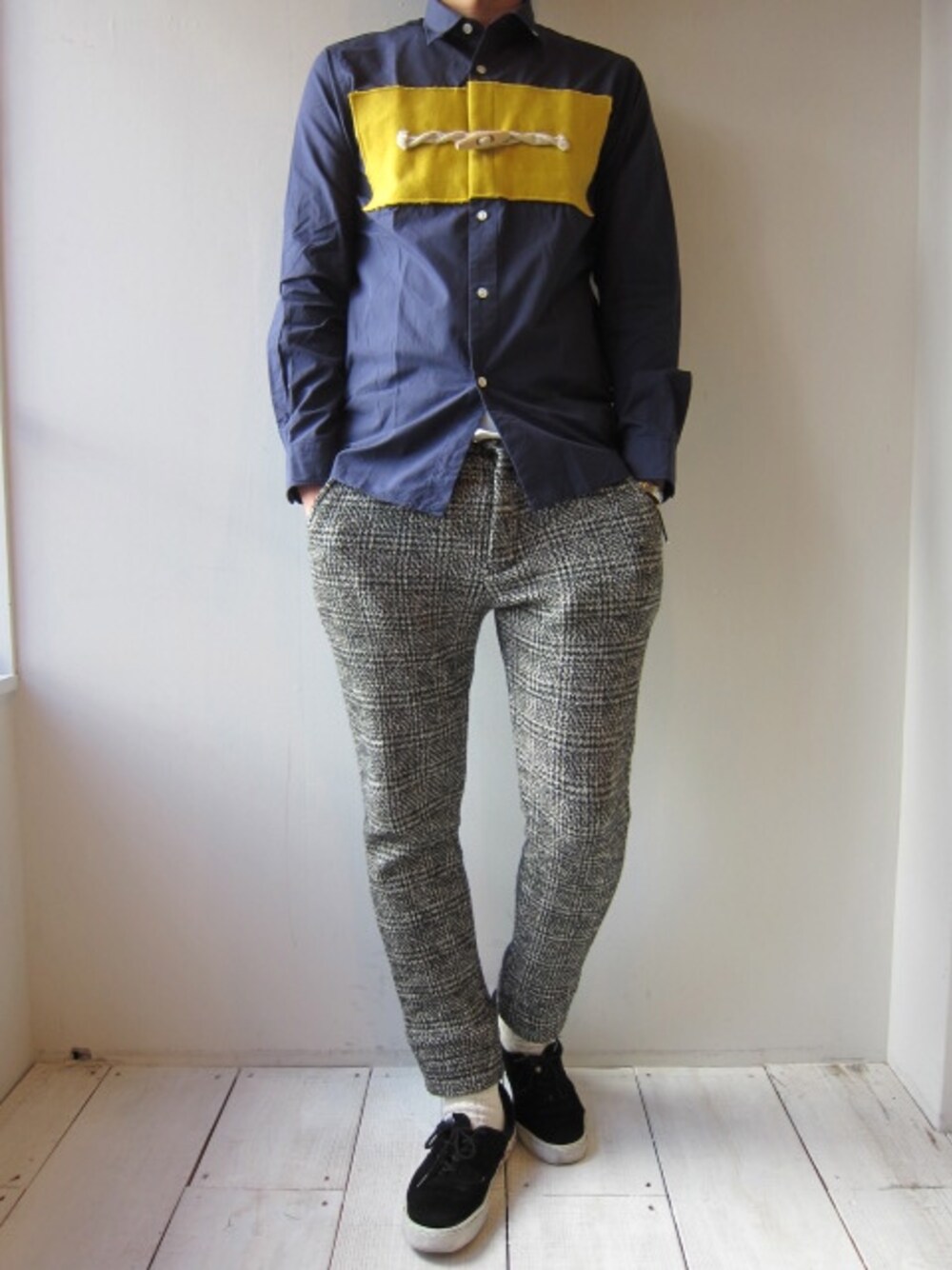 「リブパンツ、チェックパンツ、トグルボタン、白ソックス、グレンチェック、BLACK&BLUE、Enharmonic TAVERN、シャツスタイル、黒スニーカー、 UNREAL REAL CLOTHES」｜「BLACK&BLUEのトグル釦シャツ（シャツ/ブラウス、グレー系）」を使った、UNREALREALCLOTHESさん（メンズ・182cm）の秋コーディネートの1枚目の写真