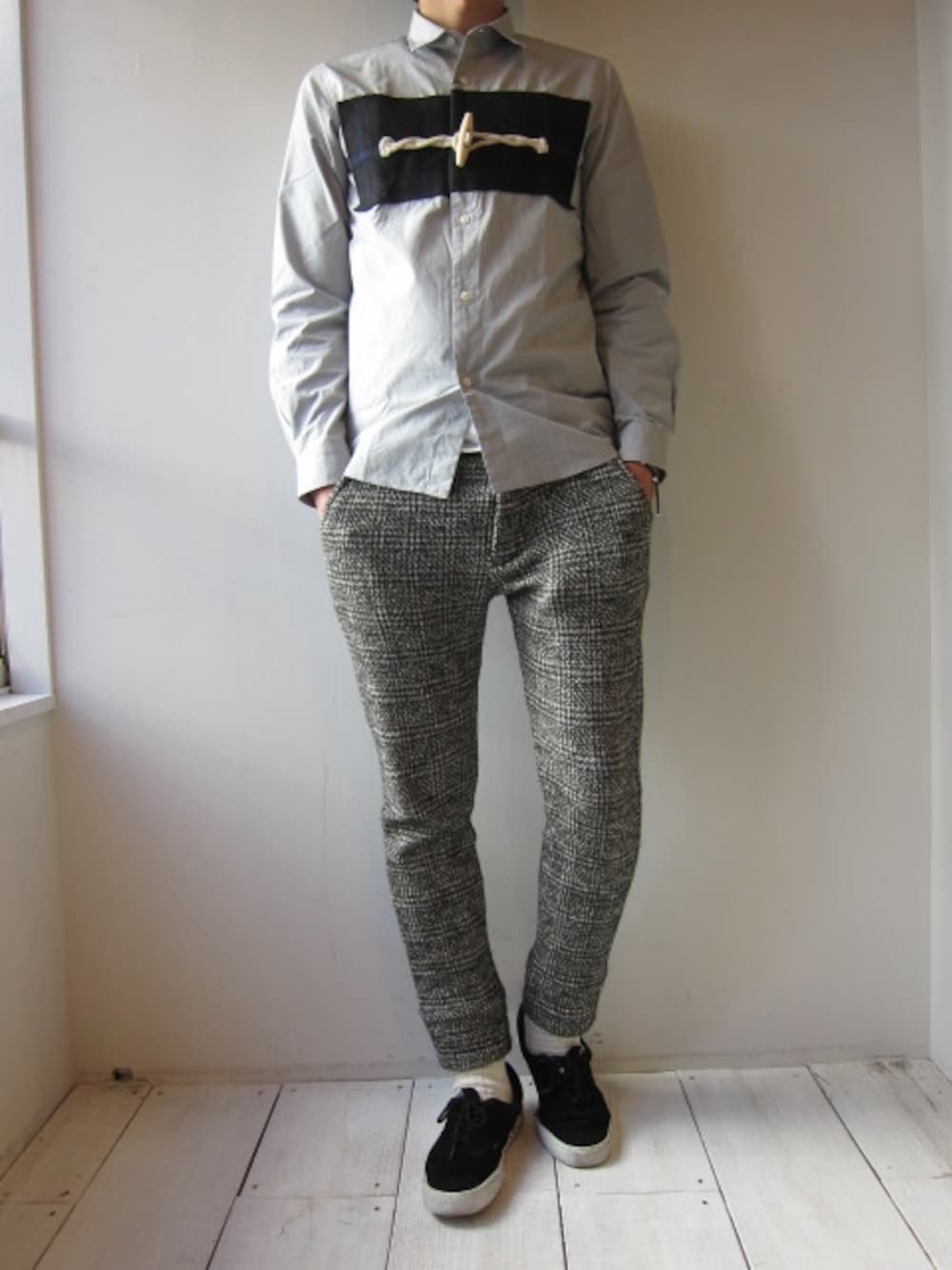 「リブパンツ、チェックパンツ、トグルボタン、白ソックス、グレンチェック、BLACK&BLUE、Enharmonic TAVERN、グレーシャツ、黒スニーカー、 UNREAL REAL CLOTHES」｜「BLACK&BLUEのトグル釦シャツ（シャツ/ブラウス、グレー系）」を使った、UNREALREALCLOTHESさん（メンズ・182cm）の秋コーディネートの1枚目の写真