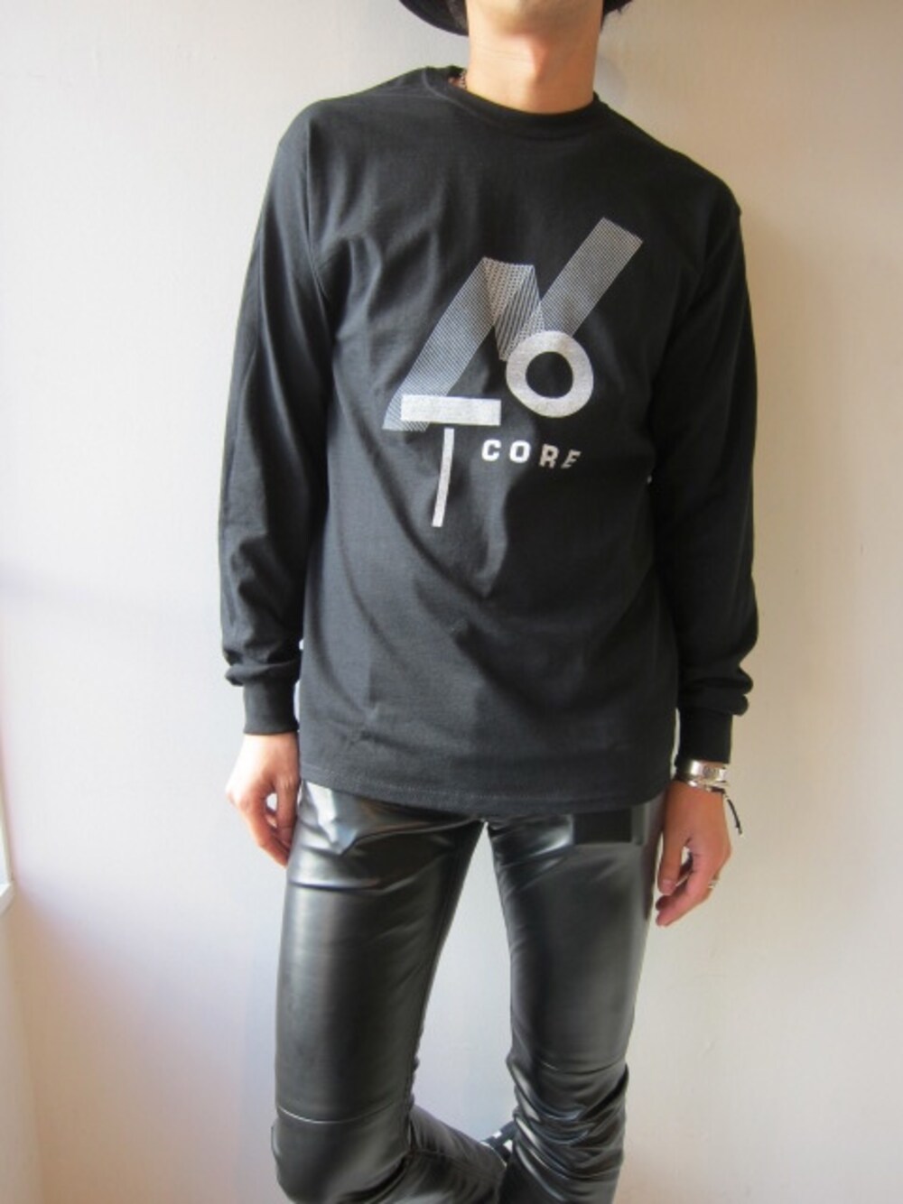 「福岡、Chrome Hearts、レザーパンツ、THREE BLIND MICE 、ブラック×ホワイト、ロングTシャツ、 UNREAL REAL CLOTHES、今泉」｜「THREE BLIND MICEのNOT CORE（Tシャツ/カットソー、ホワイト系）」を使った、UNREALREALCLOTHESさん（メンズ・182cm）の秋コーディネートの1枚目の写真