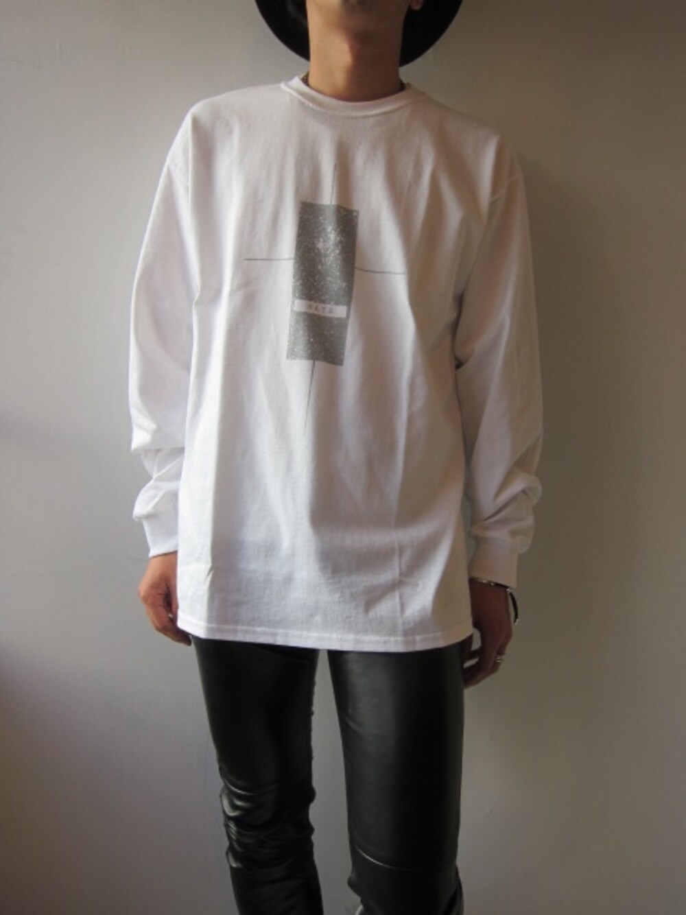 「福岡、Chrome Hearts、レザーパンツ、THREE BLIND MICE 、ブラック×ホワイト、シンプルコーデ、ロングTシャツ、 UNREAL REAL CLOTHES、今泉」｜「THREE BLIND MICEのHATE CITY（Tシャツ/カットソー、ホワイト系）」を使った、UNREALREALCLOTHESさん（メンズ・182cm）の秋コーディネートの1枚目の写真