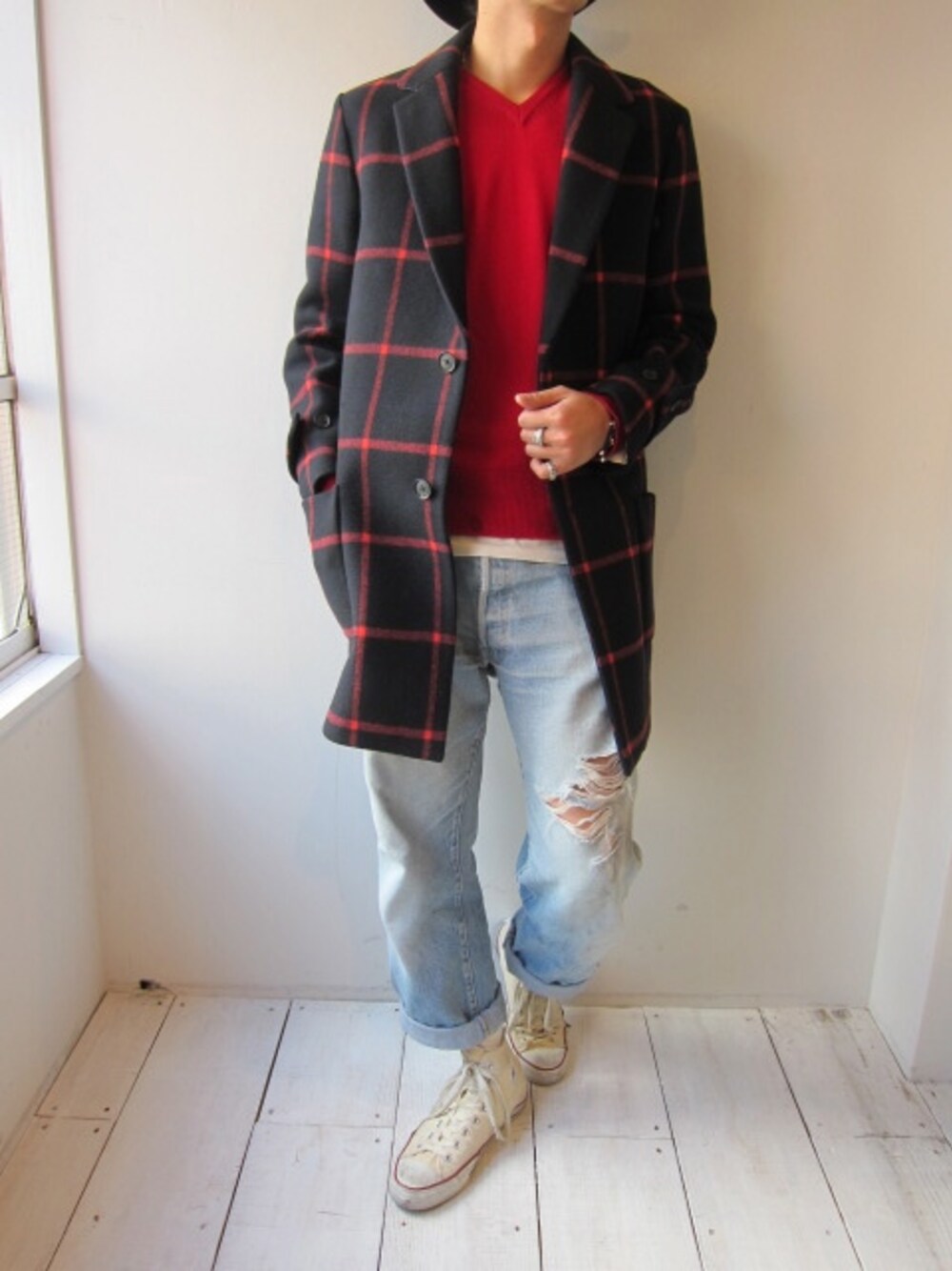 「チェスターコート、Vネック、ヴィンテージ、福岡、soe、Levi's、赤ニット、BLACK&BLUE、 CONVERSE、ALL STAR」｜「BLACK&BLUEのメルトンチェスターコート（チェスターコート、ブラック系）」を使った、UNREALREALCLOTHESさん（メンズ・182cm）の秋コーディネートの1枚目の写真
