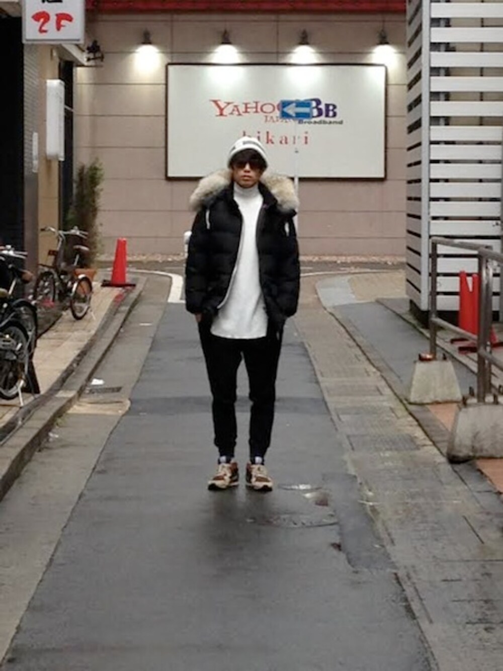 「ダウンジャケット、リブパンツ、adidas、ニットキャップ、ハイネック、オールブラック、soe shirts、.efilevol、ホワイトニット、BLACK&BLUE」｜「soe shirtsのダウンジャケット"VALEUR"（ダウンジャケット/コート、ブラック系）」を使った、UNREALREALCLOTHESさん（メンズ・180cm）の冬コーディネートの1枚目の写真
