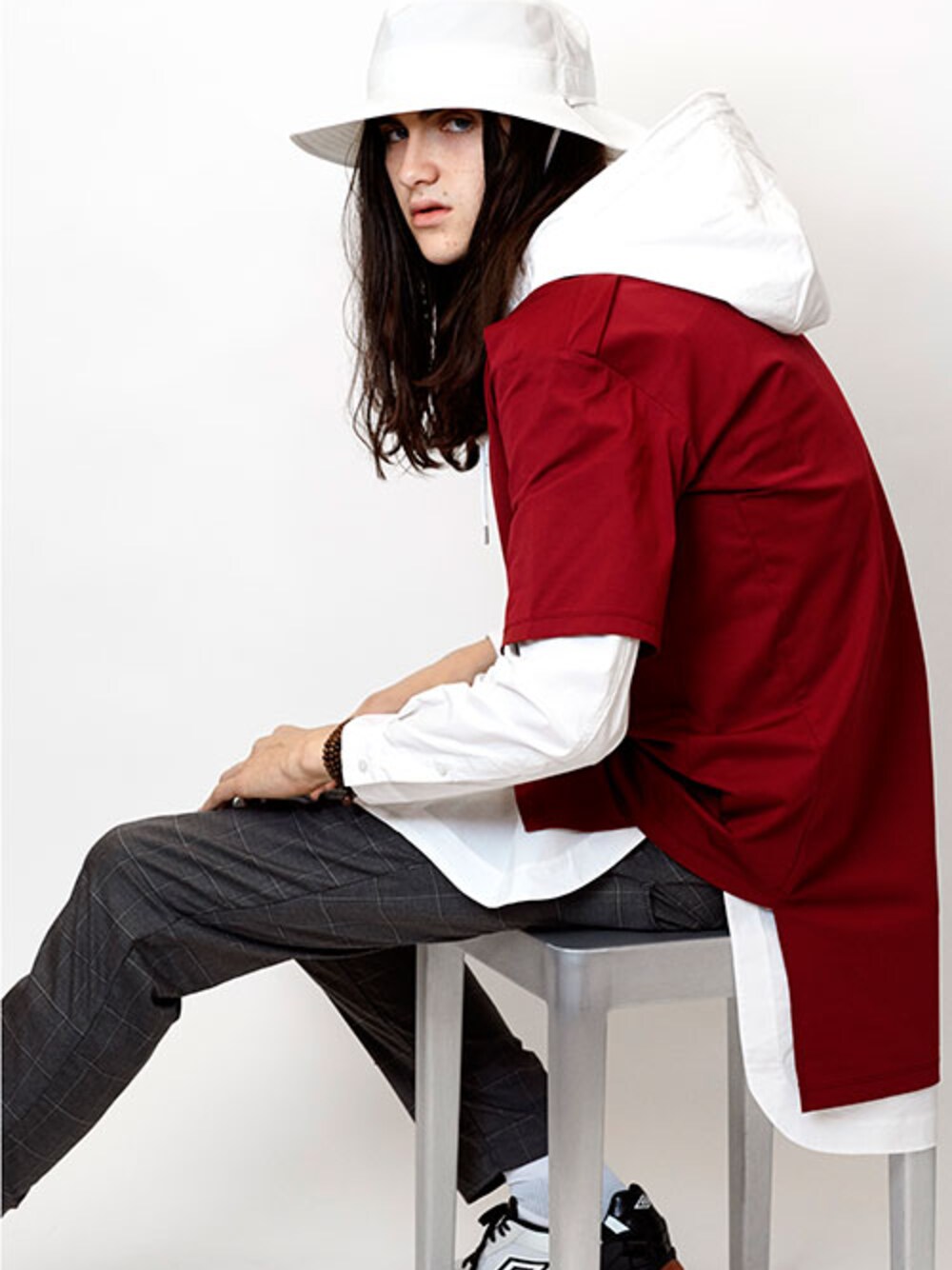 「ビッグシルエット、ロングシャツ、レイヤードスタイル、オーバーサイズ、福岡、THREE BLIND MICE 、ウィンドウペン、フードシャツ、白ハット」｜「THREE BLIND MICEのロング丈フードシャツ（シャツ/ブラウス、ホワイト系）」を使った、UNREALREALCLOTHESさん（メンズ・181cm）の冬コーディネートの1枚目の写真