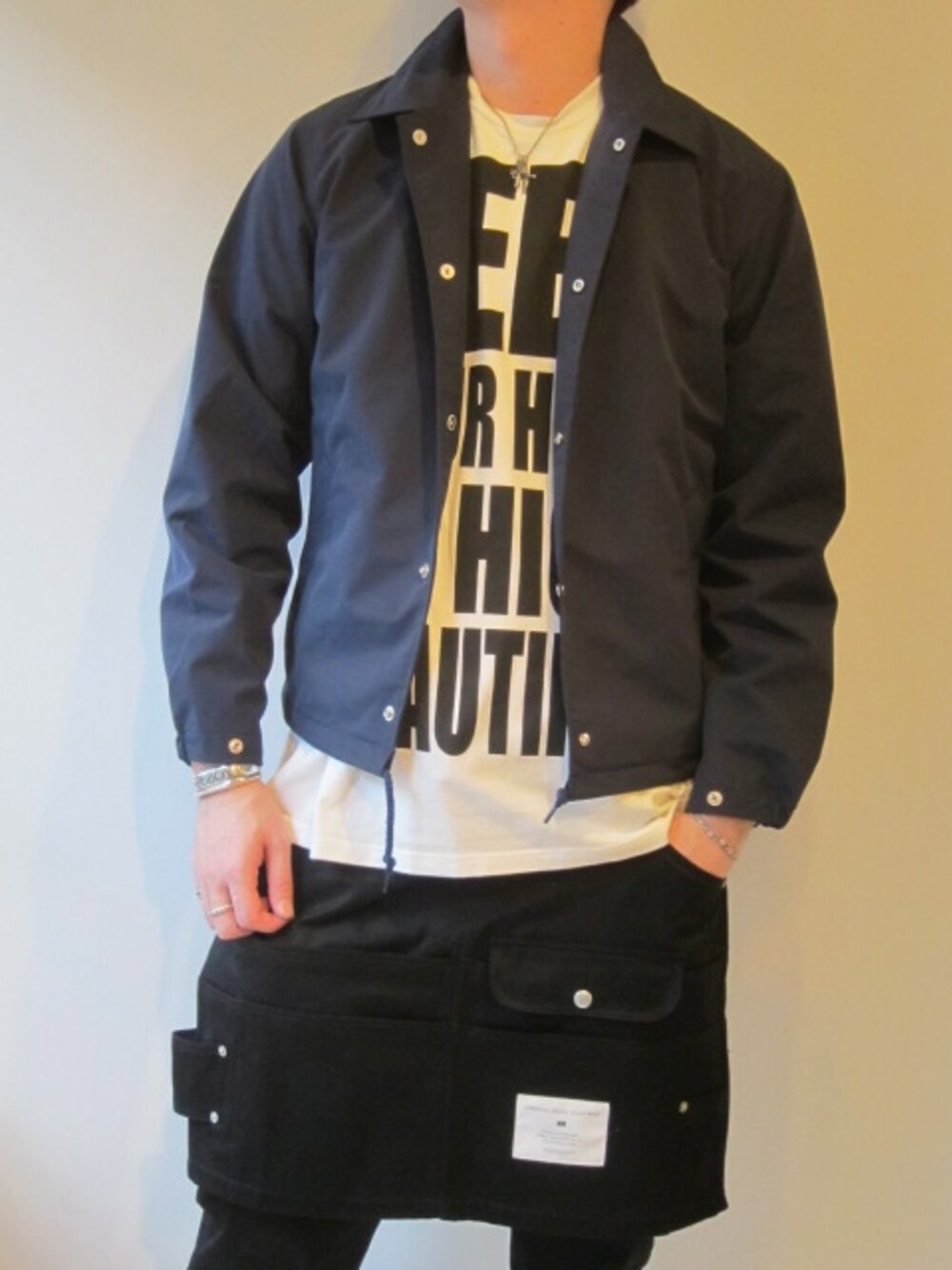 「プリントTシャツ、コーチジャケット、福岡、soe、イージーパンツ、BLACK&BLUE、エプロンパンツ、コラボ商品、 UNREAL REAL CLOTHES、VAINL ARCHIVE」｜「VAINL ARCHIVEのコーチジャケット（ナイロンジャケット、ブルー系）」を使った、UNREALREALCLOTHESさん（メンズ・183cm）の春コーディネートの1枚目の写真