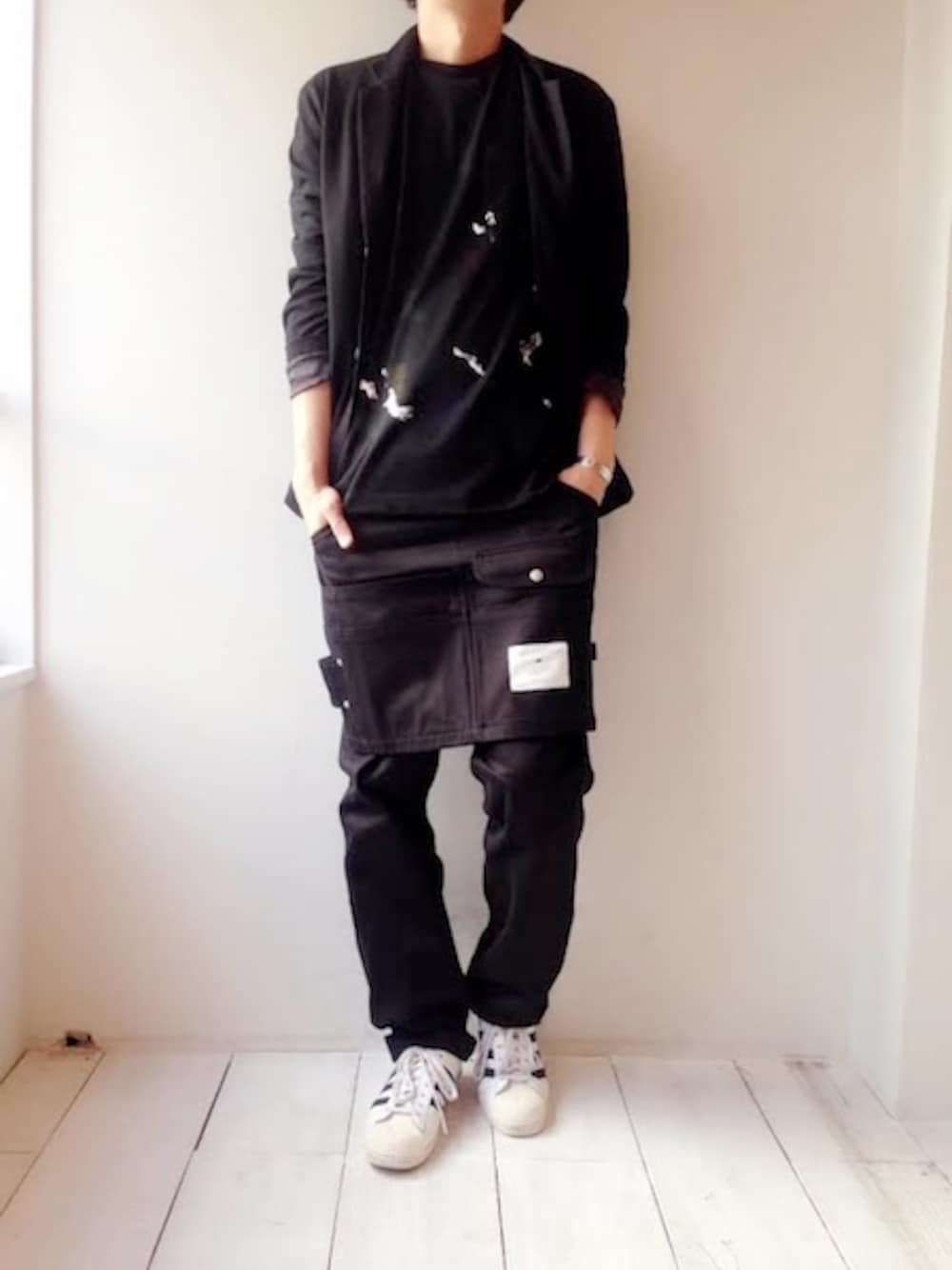 「adidas、soe shirts、福岡、soe、ペイント、イージーパンツ、ワークパンツ、コラボ商品、 UNREAL REAL CLOTHES、superstar」｜「soe shirtsのサマージャケット"LEISURE"（テーラードジャケット、ブラック系）」を使った、UNREALREALCLOTHESさん（メンズ・182cm）の春コーディネートの1枚目の写真