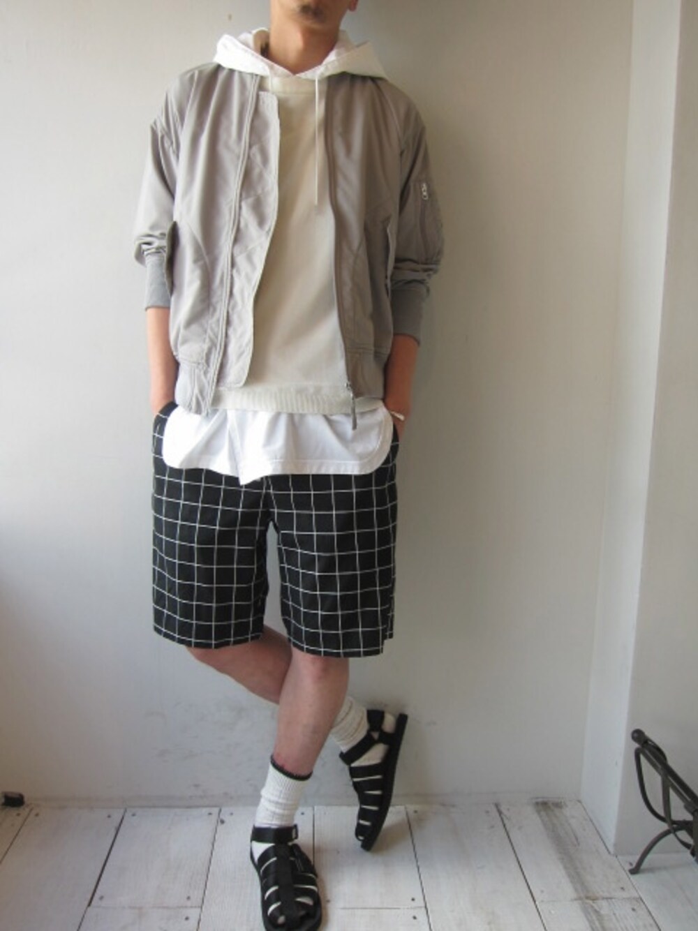 「ビッグシルエット、ショートパンツ、レイヤードスタイル、soe、THREE BLIND MICE 、BLACK&BLUE、サマーニット、モノトーンコーデ、ロングTシャツ」｜「soeのSUMMER MA-1 JACKET（ミリタリージャケット、グレー系）」を使った、UNREALREALCLOTHESさん（メンズ・182cm）の春コーディネートの1枚目の写真