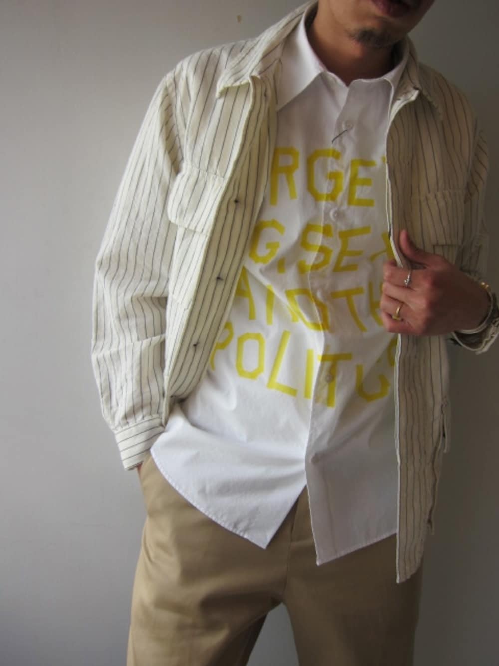 「soe shirts、福岡、ワークジャケット、ベージュコーデ、半袖シャツ、VAINL ARCHIVE、BY KURO」｜「KUROのTEPERED TROUSER（チノパンツ、ベージュ系）」を使った、UNREALREALCLOTHESさん（メンズ・182cm）の春コーディネートの1枚目の写真