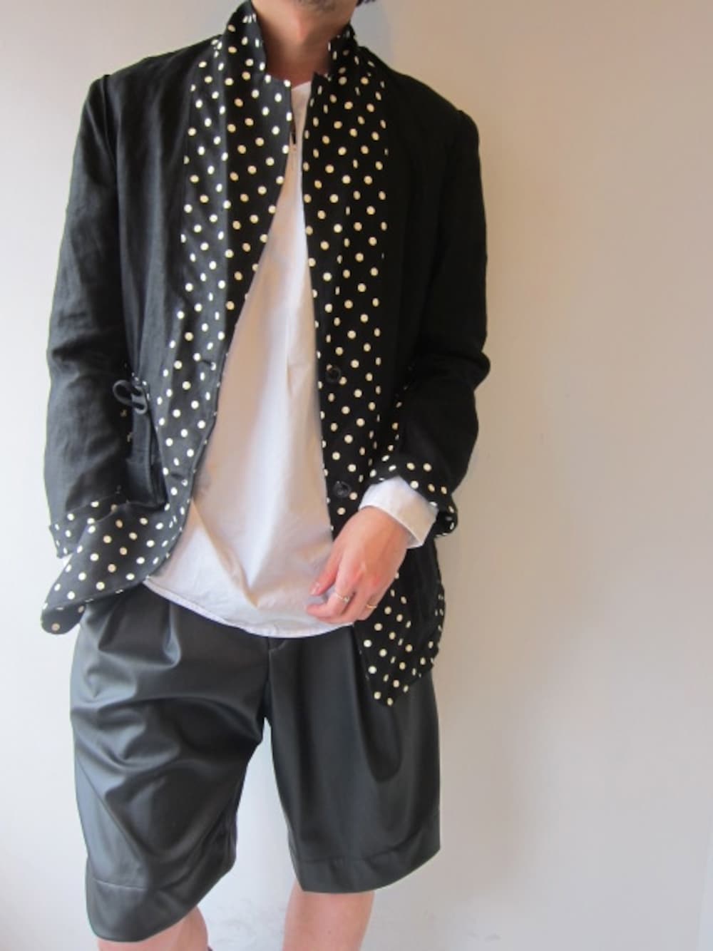 「福岡、soe、THREE BLIND MICE 、フェイクレザー、夏ジャケット、白黒コーデ、VAINL ARCHIVE」｜「soeのLinen Summer Jacket "DOTS"（テーラードジャケット、ブラック系）」を使った、UNREALREALCLOTHESさん（メンズ・182cm）の夏コーディネートの1枚目の写真