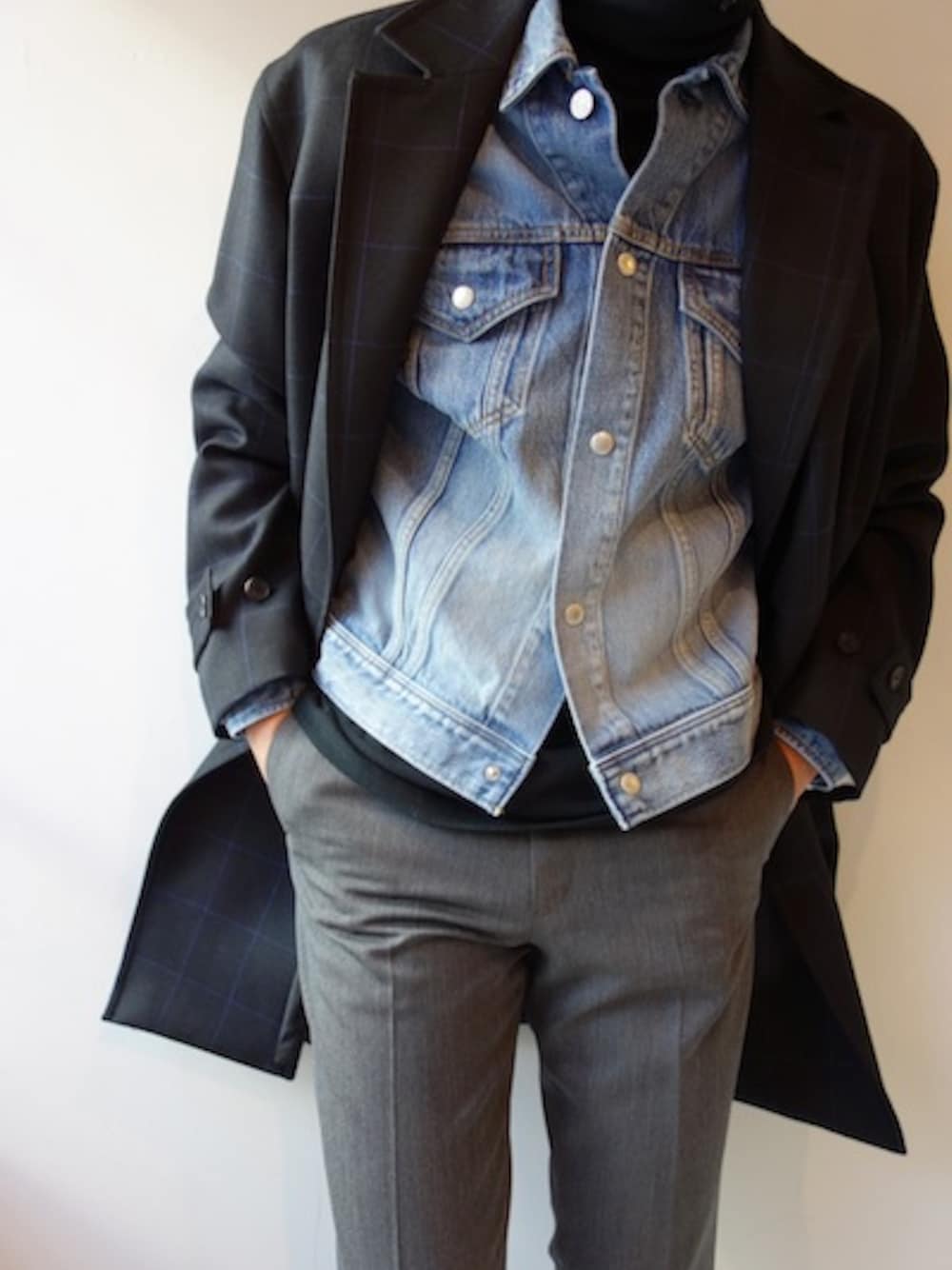 「ハイネック、福岡、ダブルコート、BLACK&BLUE、class、 soe、Gジャン×パーカー、2015AW」｜「BLACK&BLUEのダブルブレステッドコート（その他アウター、ブラック系）」を使った、UNREALREALCLOTHESさん（メンズ・182cm）の夏コーディネートの1枚目の写真