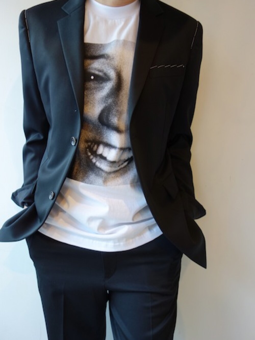 「セットアップ、福岡、soe、セットアップスタイル、スーツスタイル、フォトT、 UNREAL REAL CLOTHES、 2015AW」｜「soeの2B TAILORED JACKET（テーラードジャケット、ブラック系）」を使った、UNREALREALCLOTHESさん（メンズ・182cm）の夏コーディネートの1枚目の写真