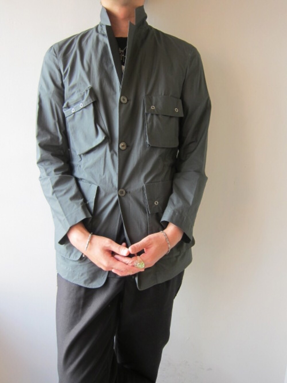 「ワイドパンツ、soe、 福岡、BLACK&BLUE、モノトーンコーデ、 UNREAL REAL CLOTHES、hunting Jacket」｜「soeのHunting Jacket（ミリタリージャケット、グレー系）」を使った、UNREALREALCLOTHESさん（メンズ・183cm）の夏コーディネートの1枚目の写真