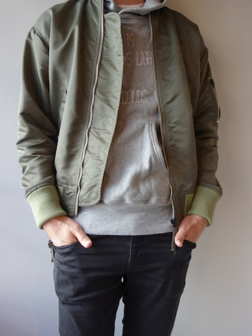 「MA-1、福岡、soe、ボンバージャケット、スウェットパーカー、 UNREAL REAL CLOTHES、innovation:reform、MA-1×パーカー、2015AW」｜「soeのBomber Jacket（ブルゾン、グリーン系）」を使った、UNREALREALCLOTHESさん（メンズ・182cm）の夏コーディネートの1枚目の写真