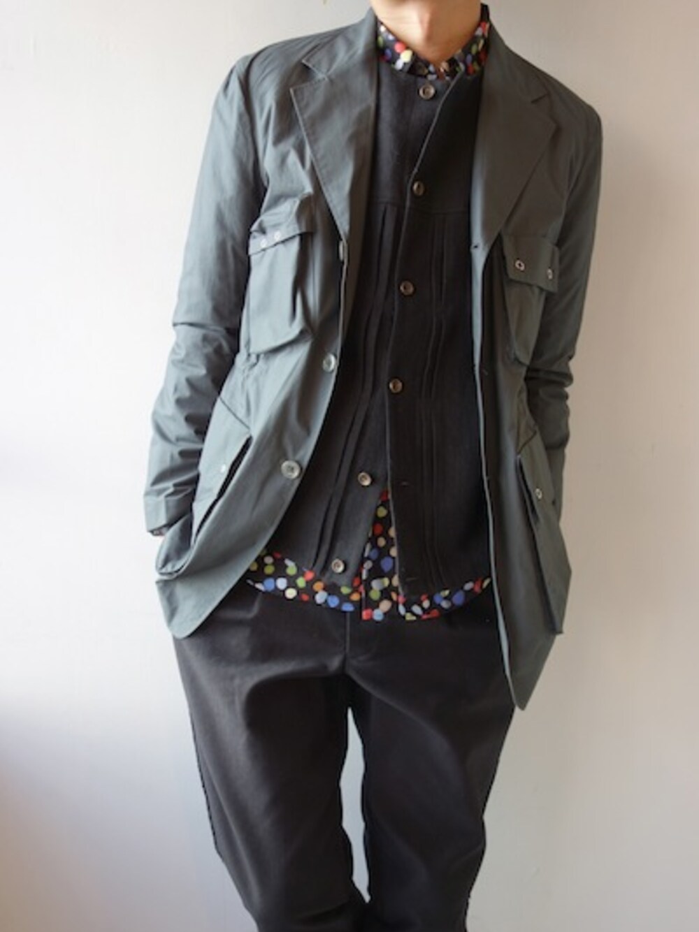「ブラックコーデ、soe shirts、福岡、ワイドパンツ、soe、ドットシャツ、Enharmonic TAVERN、tim.、 ノンカラー」｜「soeのHunting Jacket（ミリタリージャケット、グレー系）」を使った、UNREALREALCLOTHESさん（メンズ・182cm）の夏コーディネートの1枚目の写真