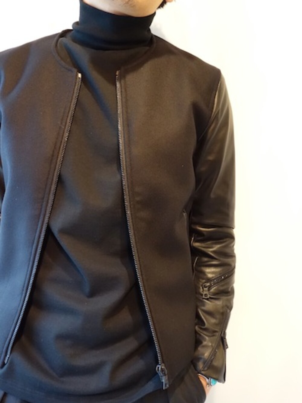 「ニット、ライダースジャケット、福岡、BLACK&BLUE、class、秋コーデ、ハイネックカットソー、ノンカラー」｜「CLASSのハイネックカットソー（Tシャツ/カットソー、ブラック系）」を使った、UNREALREALCLOTHESさん（メンズ・182cm）の秋コーディネートの1枚目の写真