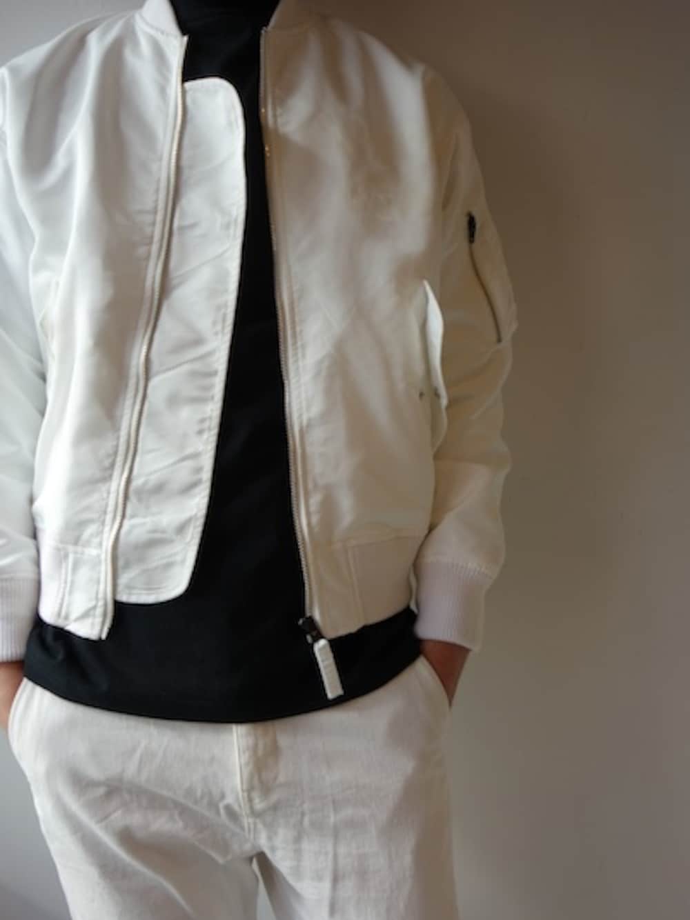 「MA-1、ホワイトデニム、soe、 福岡、ホワイトコーデ、秋コーデ」｜「soeのBomber Jacket（ブルゾン、グリーン系）」を使った、UNREALREALCLOTHESさん（メンズ・183cm）の秋コーディネートの1枚目の写真