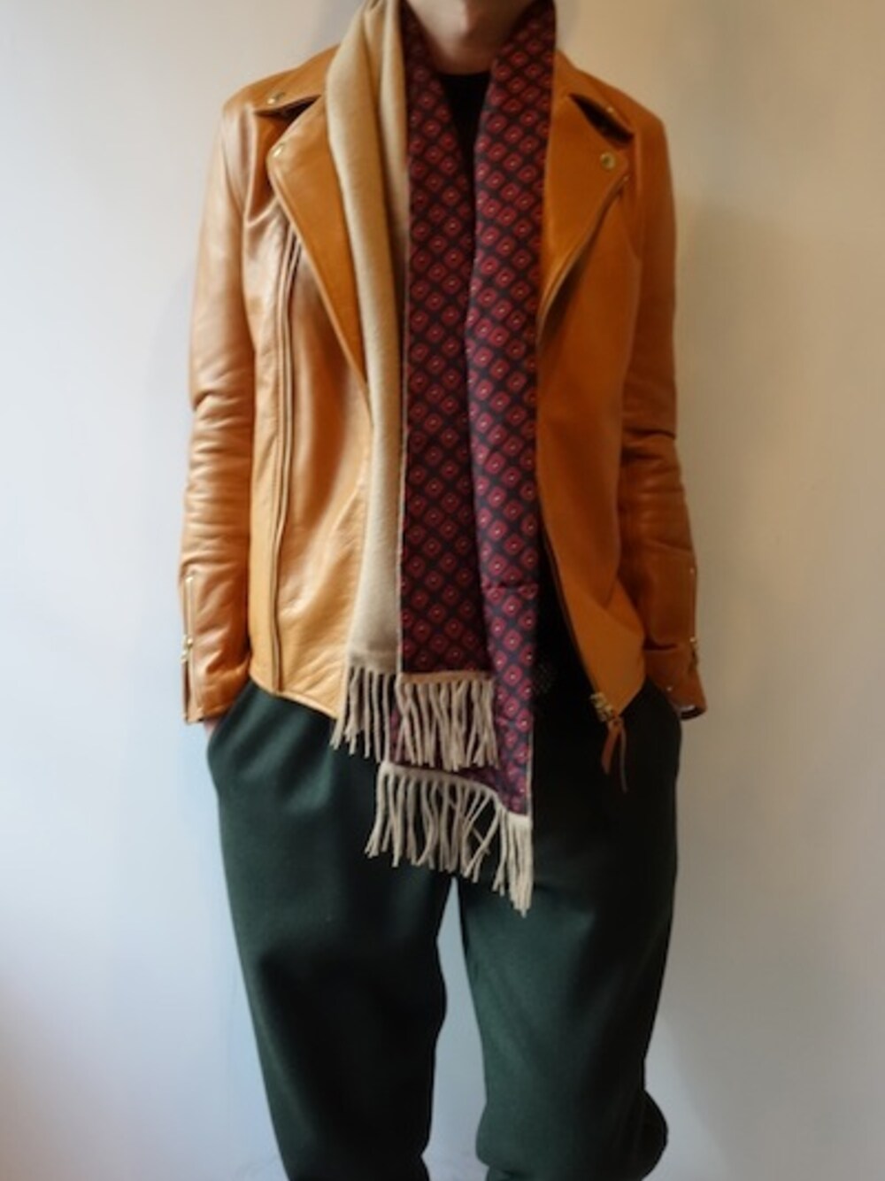 「ストール、レザージャケット、 ニット、soe、大人コーデ、シンプルコーデ、秋服、秋コーデ、tim.」｜「W RIDERS JACKET（ライダースジャケット、ブラウン系）」を使った、UNREALREALCLOTHESさん（メンズ・182cm）の秋コーディネートの1枚目の写真