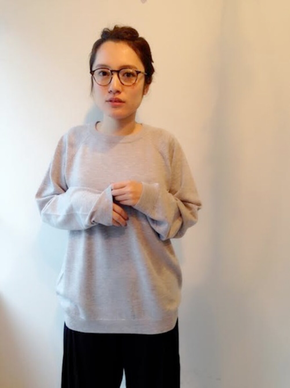 「ニット、シンプル、めがね、オーバーサイズ、福岡、メンズライク、ユニセックス、ラフ、crepuscule、秋コーデ」｜「crepusculeのCREW NECK KNIT（ニット/セーター、グレー系）」を使った、UNREALREALCLOTHESさん（レディース・155cm）の秋コーディネートの1枚目の写真