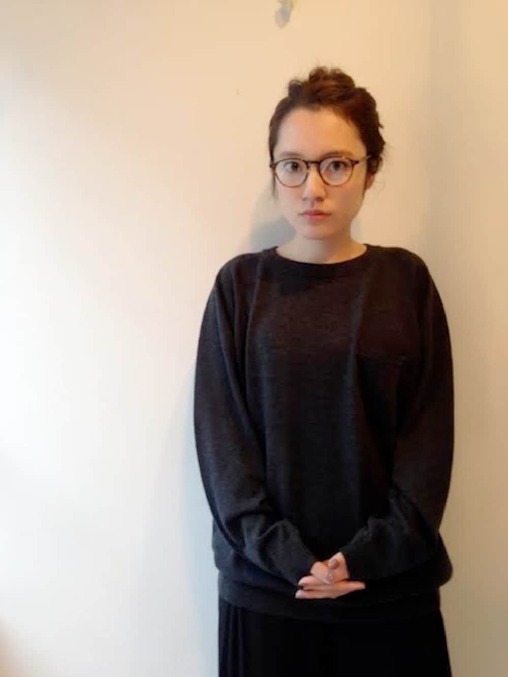 「ニット、シンプル、めがね、大人カジュアル、福岡、ラフ、秋服、crepuscule、秋コーデ、 秋」｜「crepusculeのCREW NECK KNIT（ニット/セーター、グレー系）」を使った、UNREALREALCLOTHESさん（レディース・155cm）の秋コーディネートの1枚目の写真