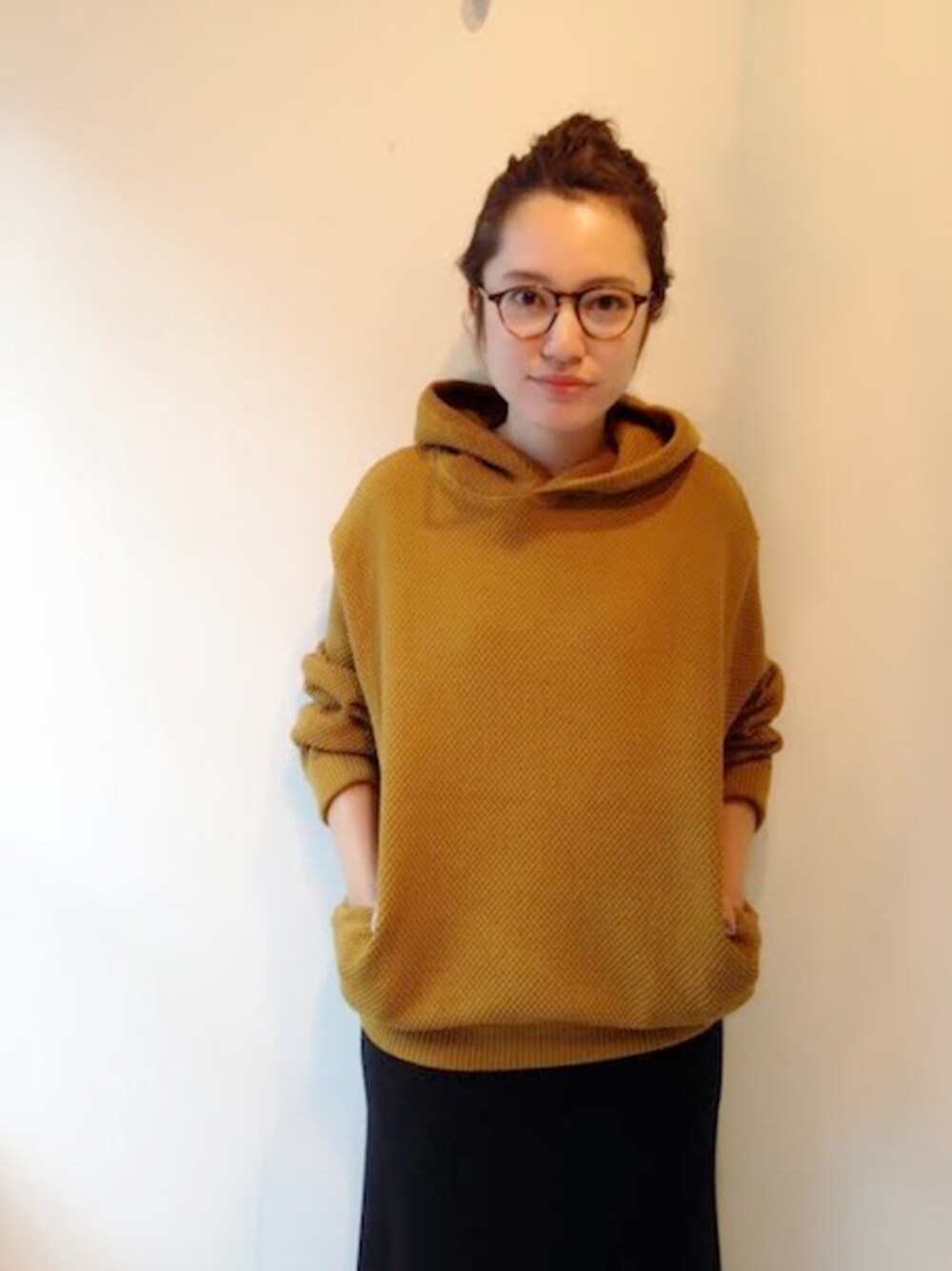 「ニット、シンプル、めがね、大人カジュアル、福岡、メンズライク、秋服、crepuscule、秋コーデ」｜「crepusculeのHOOD KNIT（ニット/セーター、ベージュ系）」を使った、UNREALREALCLOTHESさん（レディース・155cm）の秋コーディネートの1枚目の写真