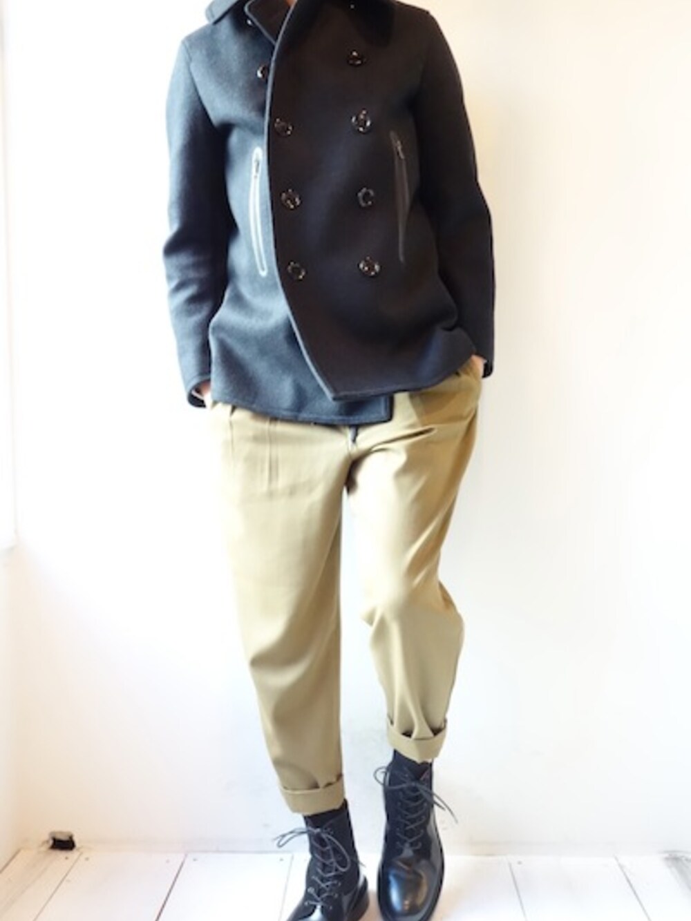 「ミリタリー、Pコート、トリッカーズ、soe shirts、福岡、 Tricker's、秋服、VAINL ARCHIVE、綺麗目カジュアル、限定アイテム」｜「soe shirtsのＰコート（ピーコート、ブラック系）」を使った、UNREALREALCLOTHESさん（メンズ・182cm）の秋コーディネートの1枚目の写真