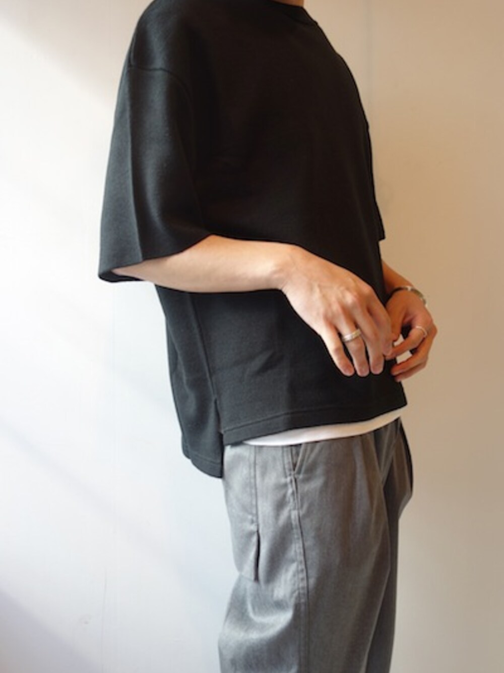 「 福岡、 サマーニット、BLACK&BLUE、 ワイドパンツ、 シンプル、 オーバーサイズ、crepuscule、ビッグサイズ、 シンプルスタイル」｜「crepusculeのhemp混 s/s knit（ニット/セーター、ブラック系）」を使った、UNREALREALCLOTHESさん（メンズ・182cm）の夏コーディネートの1枚目の写真