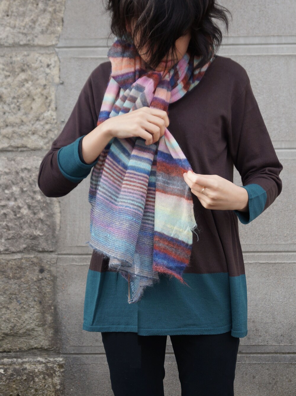 イエロー系のTシャツ/カットソー、ブルー系のマフラーを着用したレディースの冬コーディネートの1枚目の写真