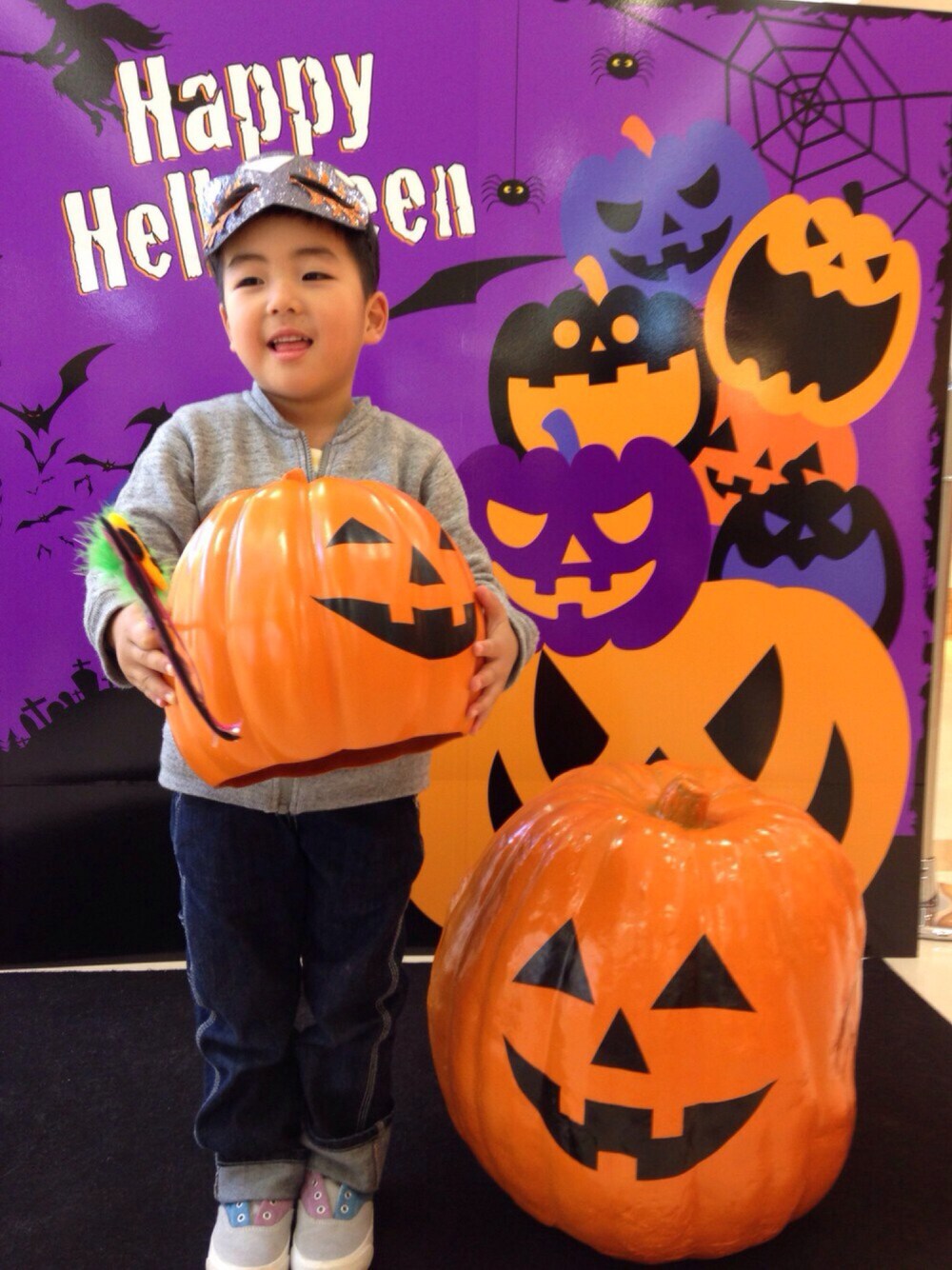 「kids、ハロウィン、Lee kids、LEE、stompstamp、boy」｜「B:MING by BEAMSのビーミング by ビームス / ノーカラージップスウェット 16SS（スウェット、グレー系）」を使った、ikumiさん（キッズ・100cm）の秋コーディネートの1枚目の写真