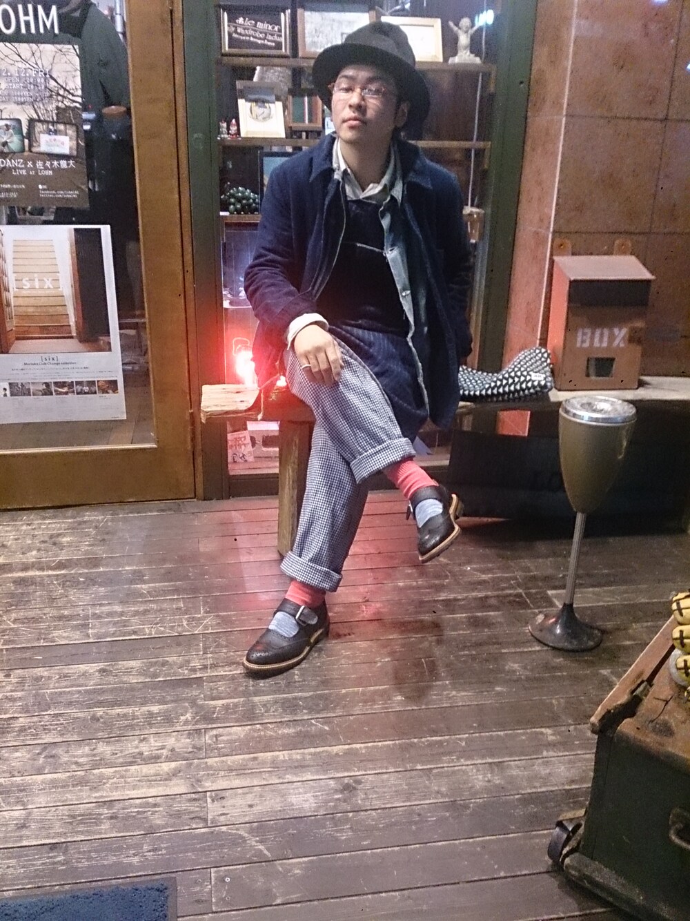 ホワイト系のカバーオールを着用したメンズの冬コーディネートの1枚目の写真