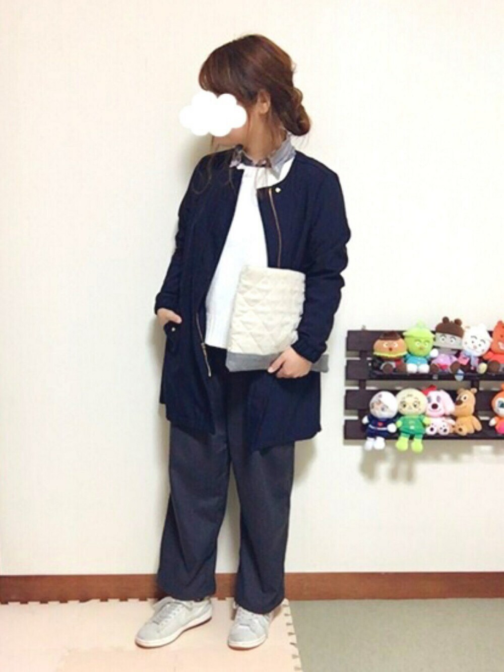 ホワイト系のクラッチバッグ、ブルー系のジャケット/アウター、ホワイト系のニット/セーターを着用したレディースの冬コーディネートの1枚目の写真