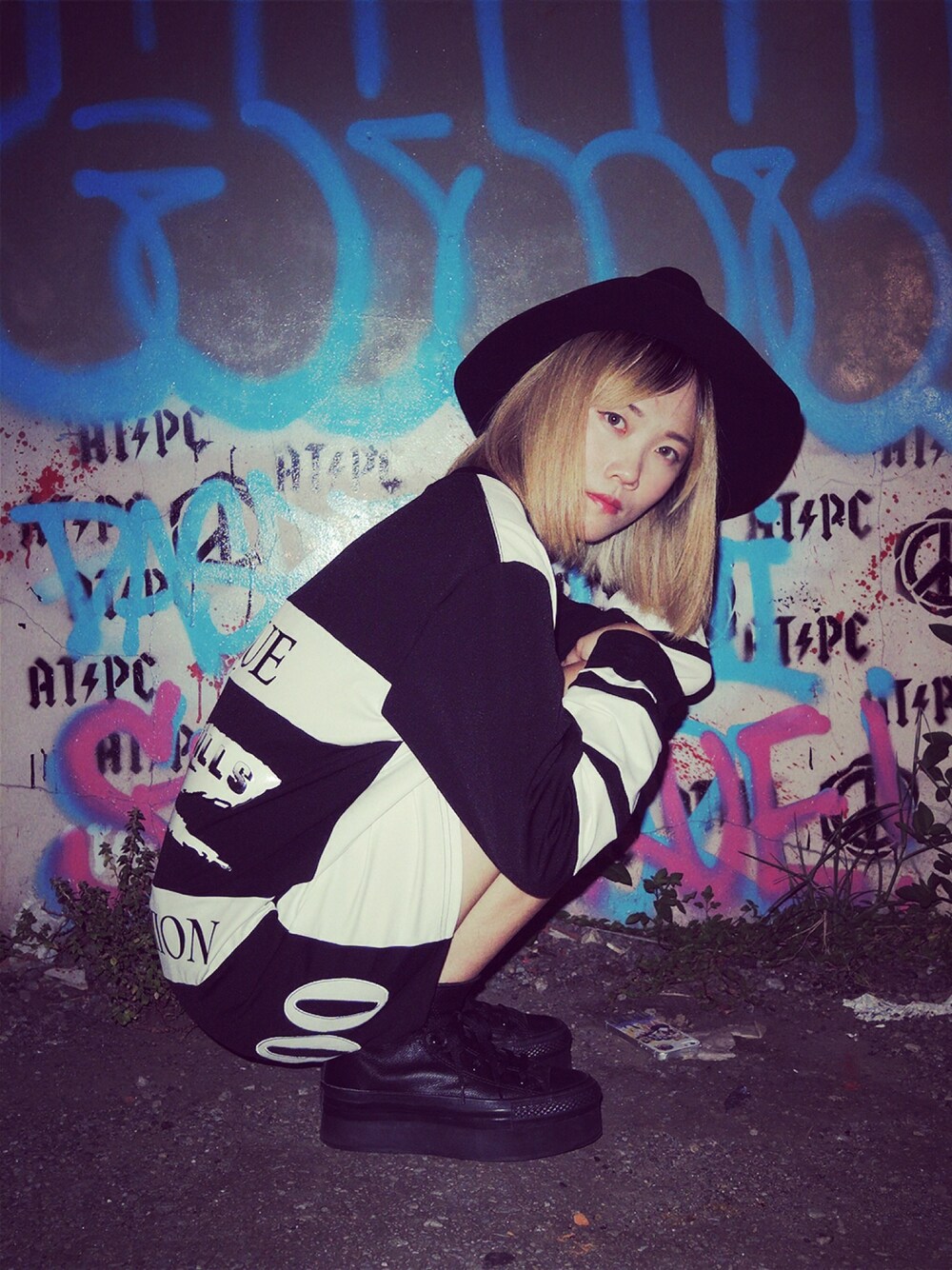 「JOYRICH、GU、graffiti、black、mac、converse、ootd」｜「JOYRICHのアイテム（トップス、ブラック系）」を使った、Chomei さん（レディース・168cm）の秋コーディネートの1枚目の写真