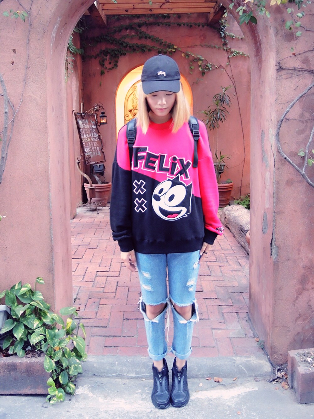 「stussy、JOYRICH、FELIX、NIKE、black、ootd」｜「JOYRICHのFelix Color Block Crew（スウェット、レッド系）」を使った、Chomei さん（レディース・168cm）の秋コーディネートの1枚目の写真